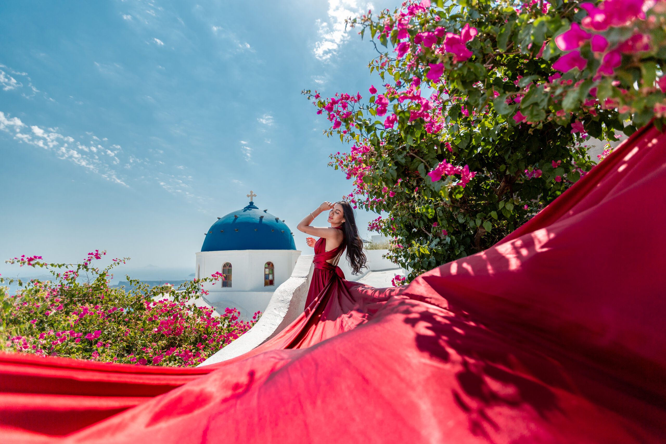 Santorini Photographer. Santorini photo shoot with flying dress. Santorini Photoshoot. Flying Dress Photoshoot in Santorini. Santorini Photography. Group Santorini photoshoot