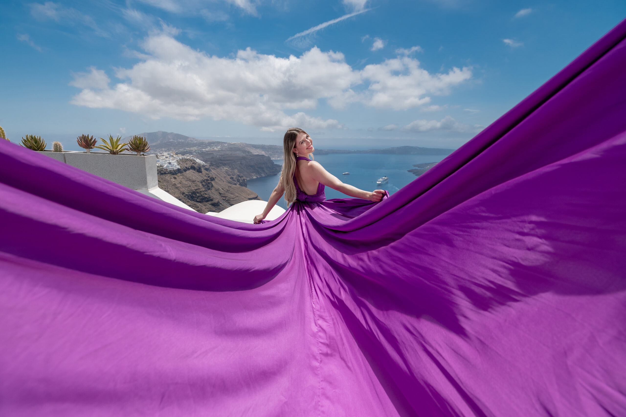 Santorini Photographer. Santorini photo shoot with flying dress. Santorini Photoshoot. Flying Dress Photoshoot in Santorini. Santorini Photography. Group Santorini photoshoot