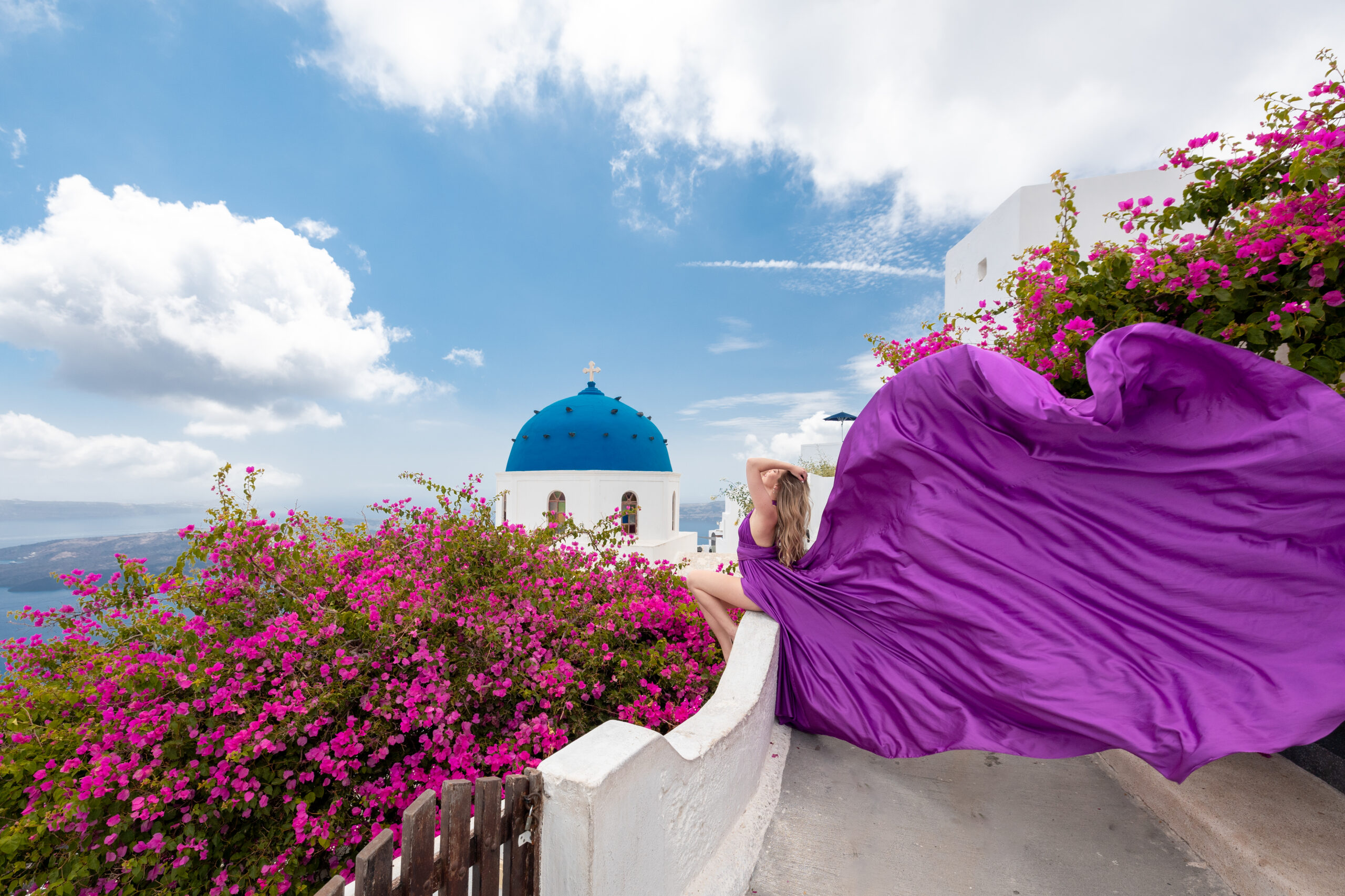 Santorini Photographer. Santorini photo shoot with flying dress. Santorini Photoshoot. Flying Dress Photoshoot in Santorini. Santorini Photography. Group Santorini photoshoot