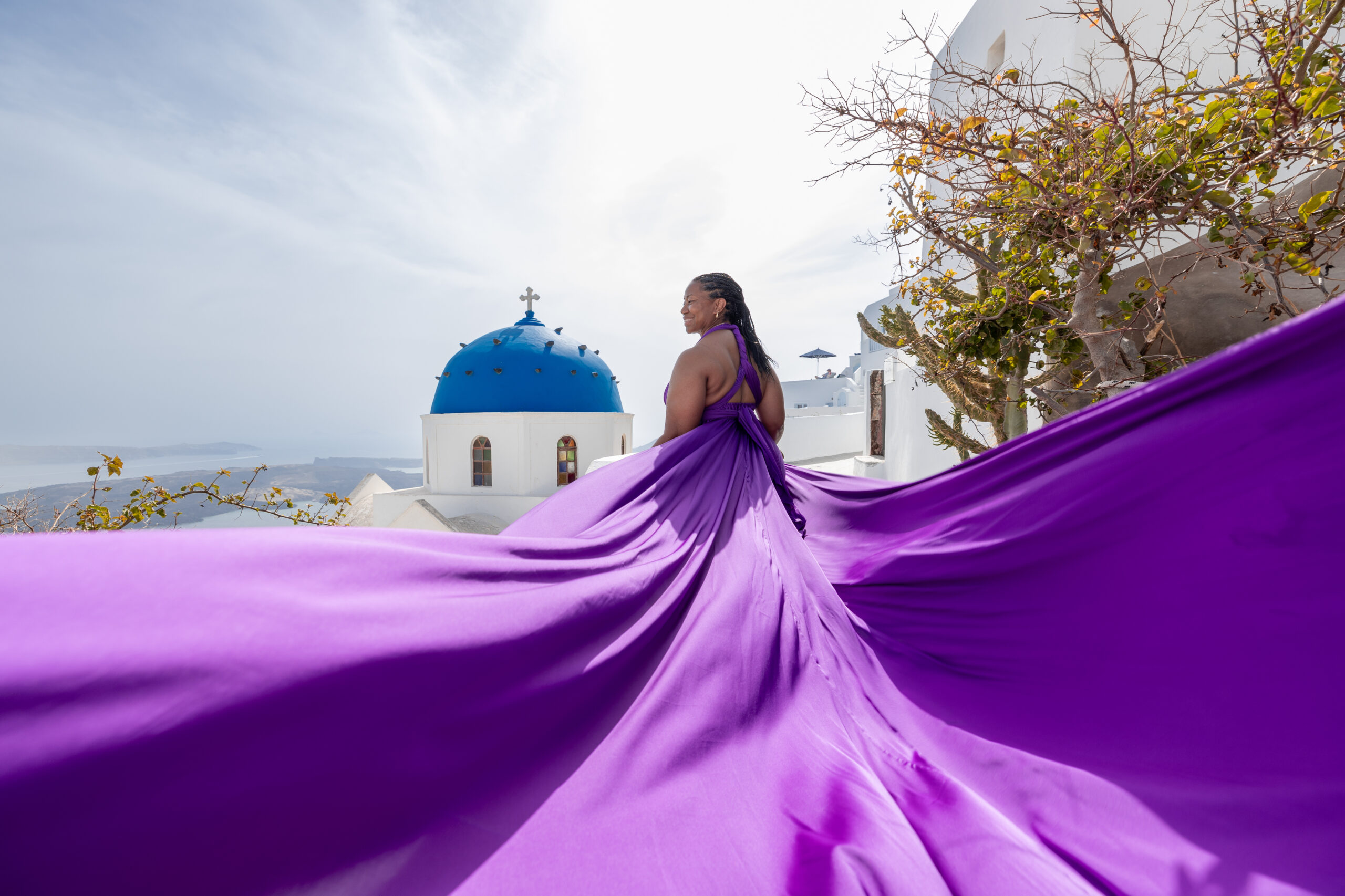 Group photoshoot in Santorini. Santorini Photographer. Santorini photo shoot with flying dress. Santorini Photoshoot. Flying Dress Photoshoot in Santorini. Santorini Photography