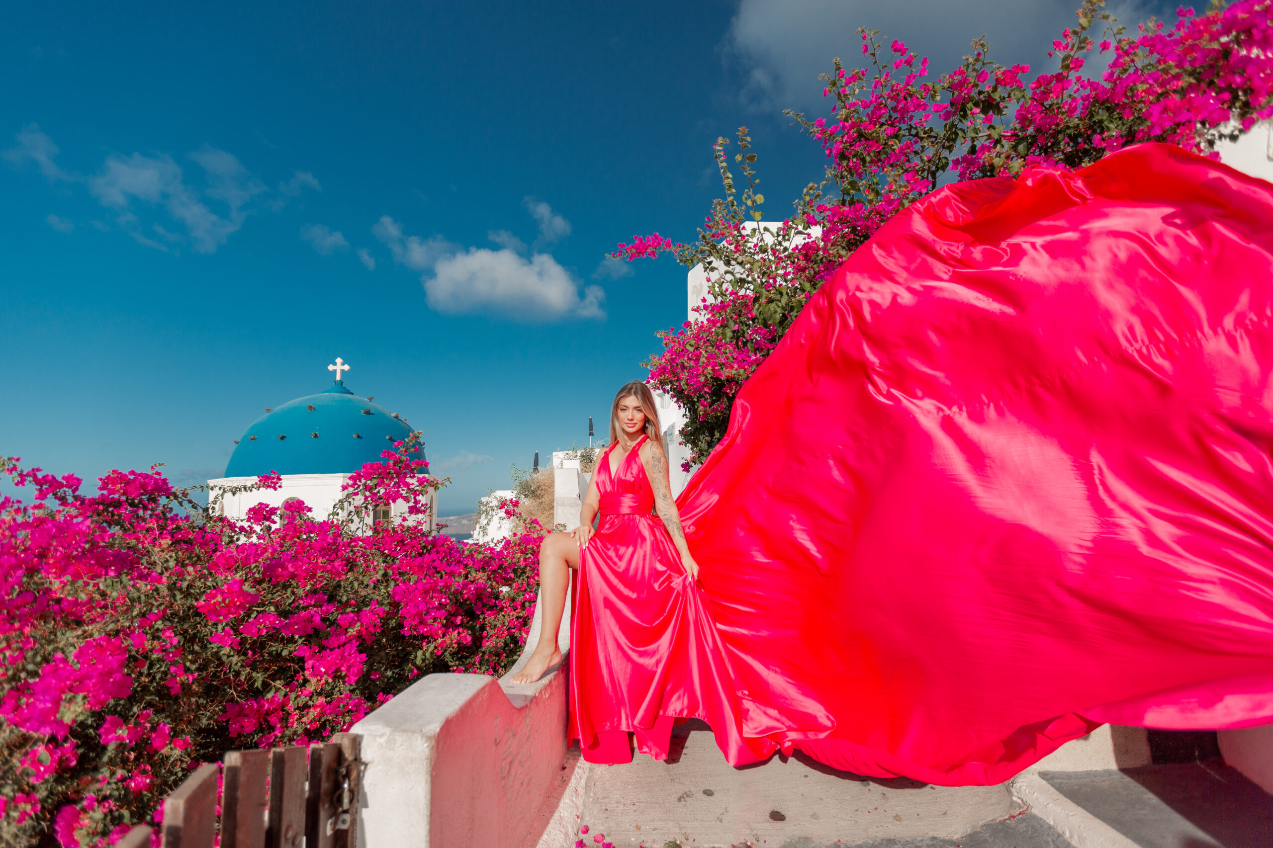Santorini Photographer. Santorini photo shoot with flying dress. Santorini Photoshoot. Flying Dress Photoshoot in Santorini. Santorini Photography. Group Santorini photoshoot
