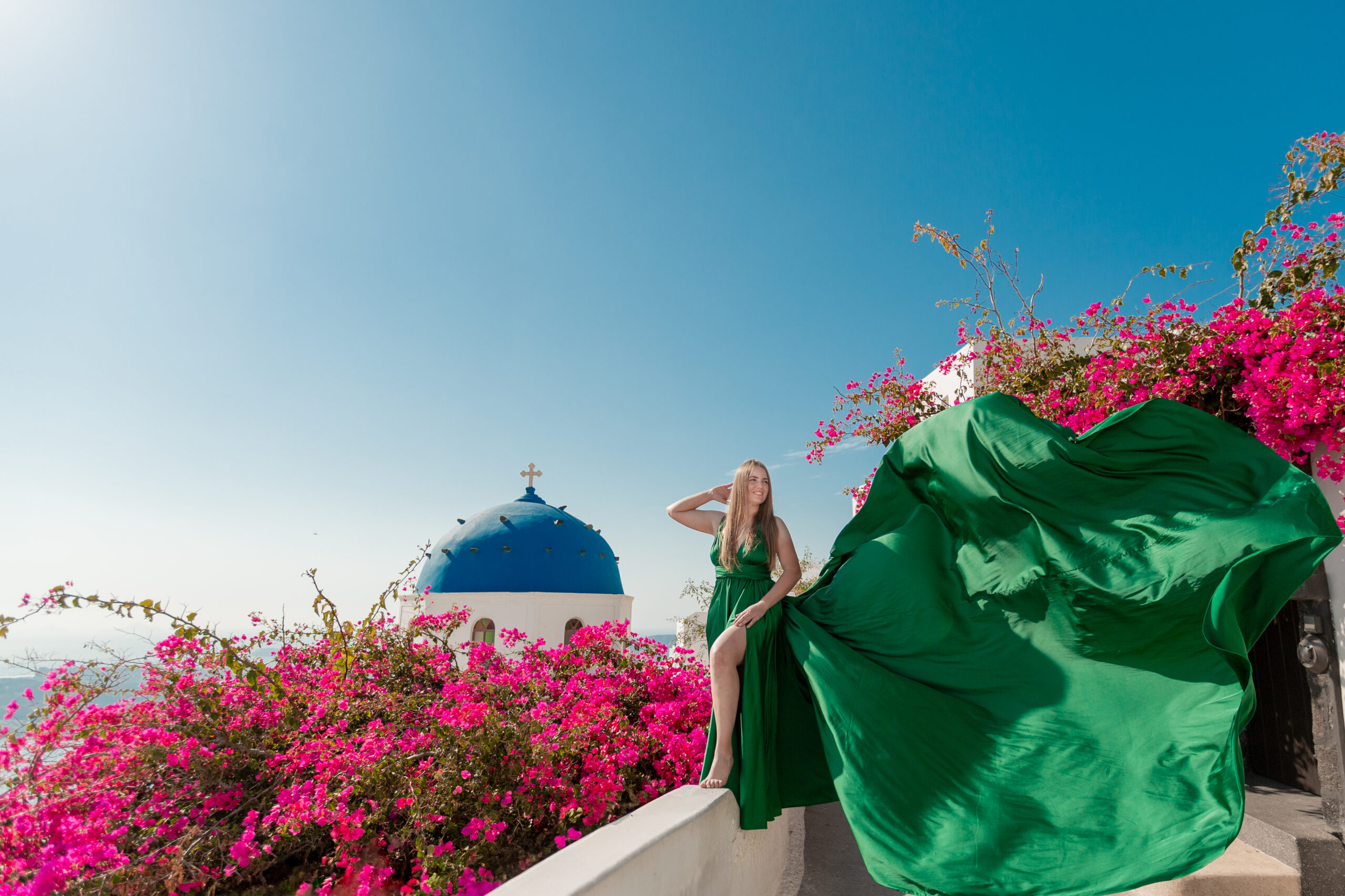 Santorini Photographer. Santorini photo shoot with flying dress. Santorini Photoshoot. Flying Dress Photoshoot in Santorini. Santorini Photography. Group Santorini photoshoot