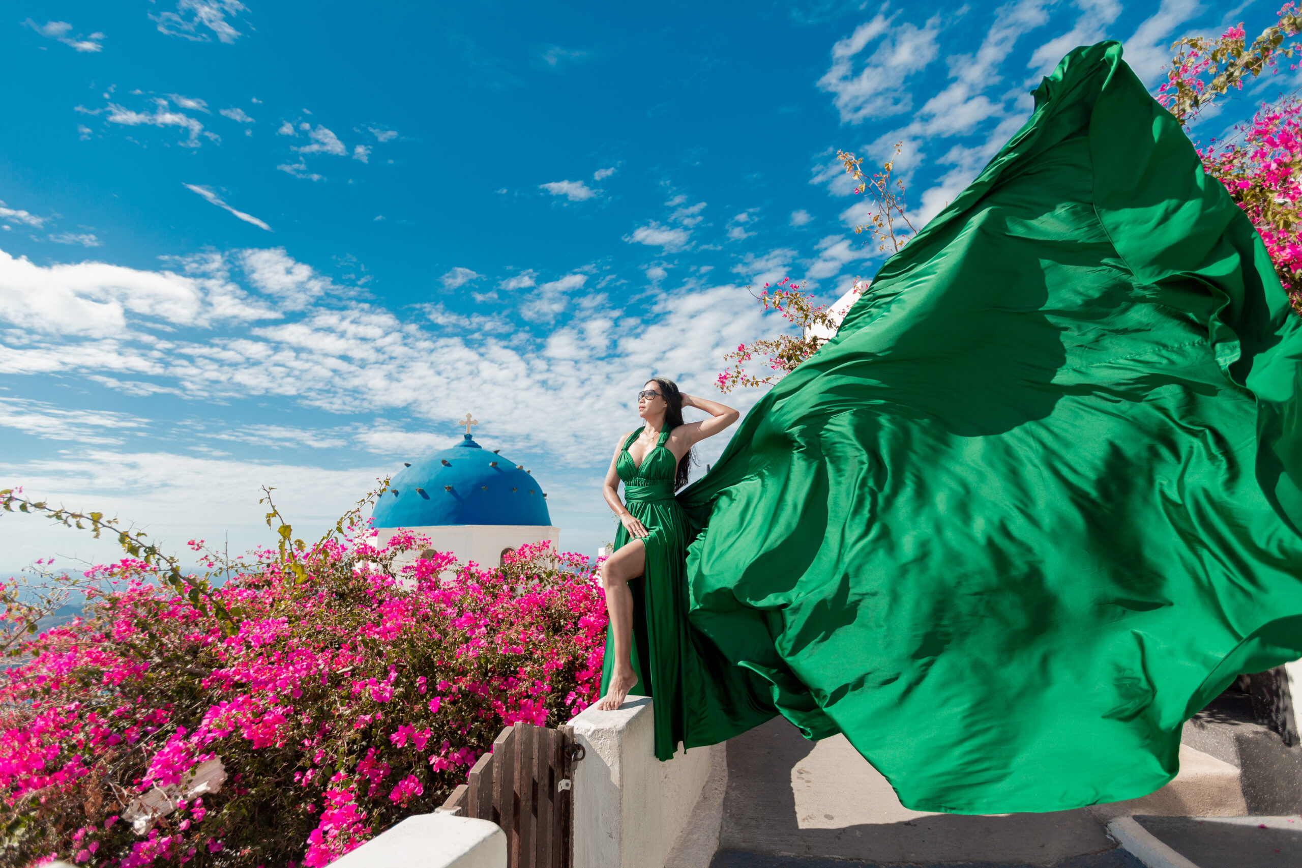 Santorini Photographer. Santorini photo shoot with flying dress. Santorini Photoshoot. Flying Dress Photoshoot in Santorini. Santorini Photography. Group Santorini photoshoot