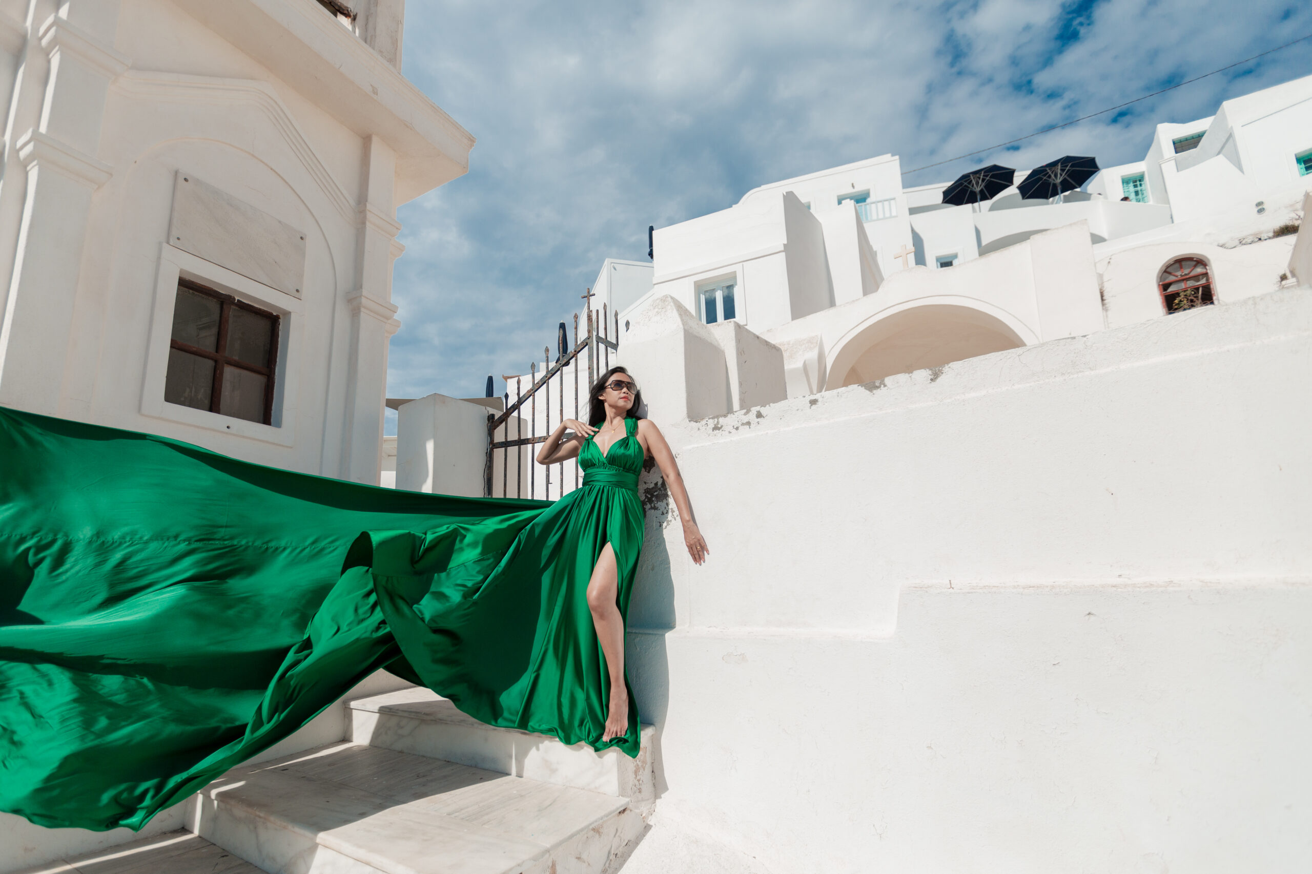 Santorini Photographer. Santorini photo shoot with flying dress. Santorini Photoshoot. Flying Dress Photoshoot in Santorini. Santorini Photography. Group Santorini photoshoot