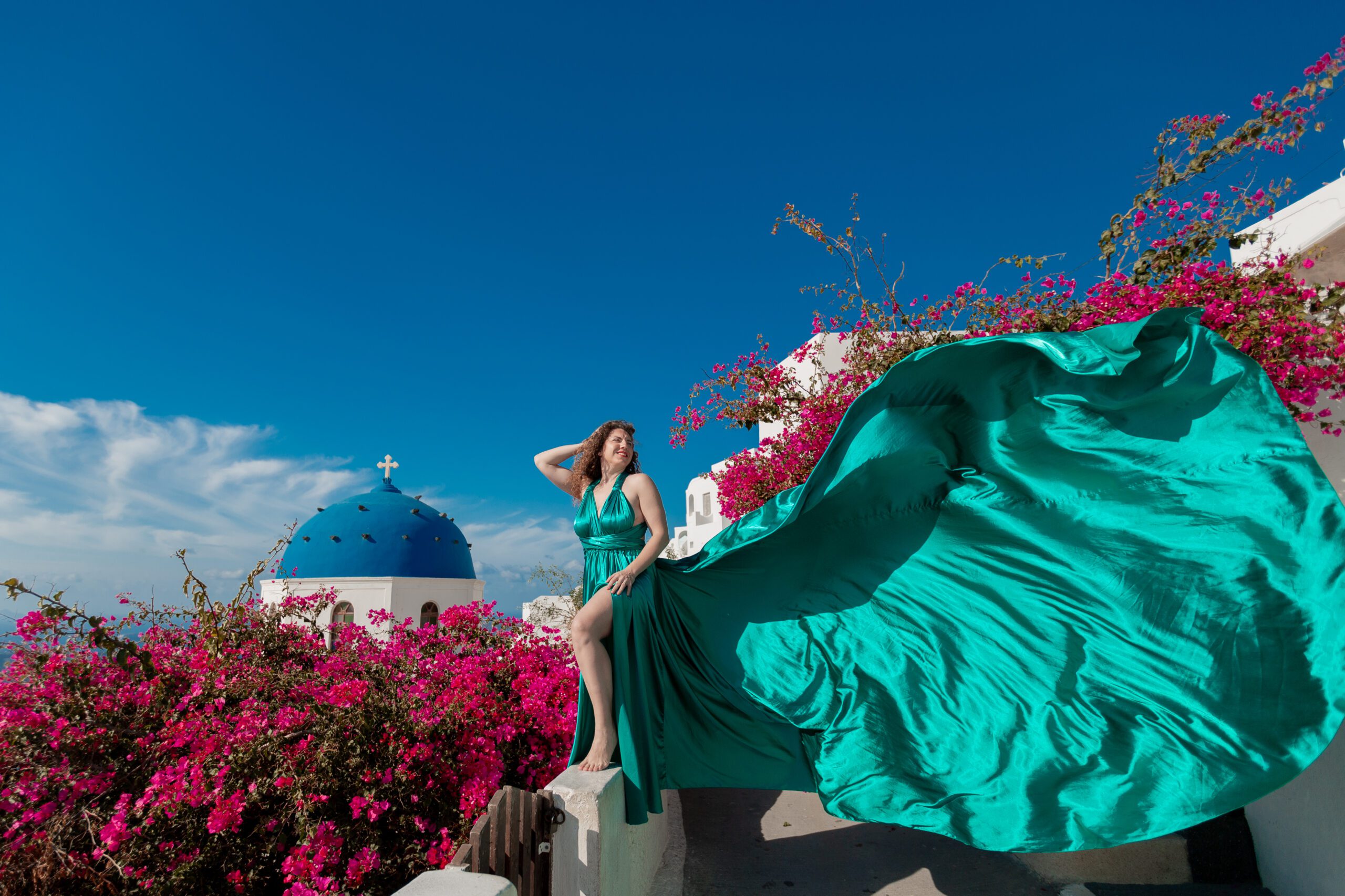 Santorini Photographer. Santorini photo shoot with flying dress. Santorini Photoshoot. Flying Dress Photoshoot in Santorini. Santorini Photography. Group Santorini photoshoot