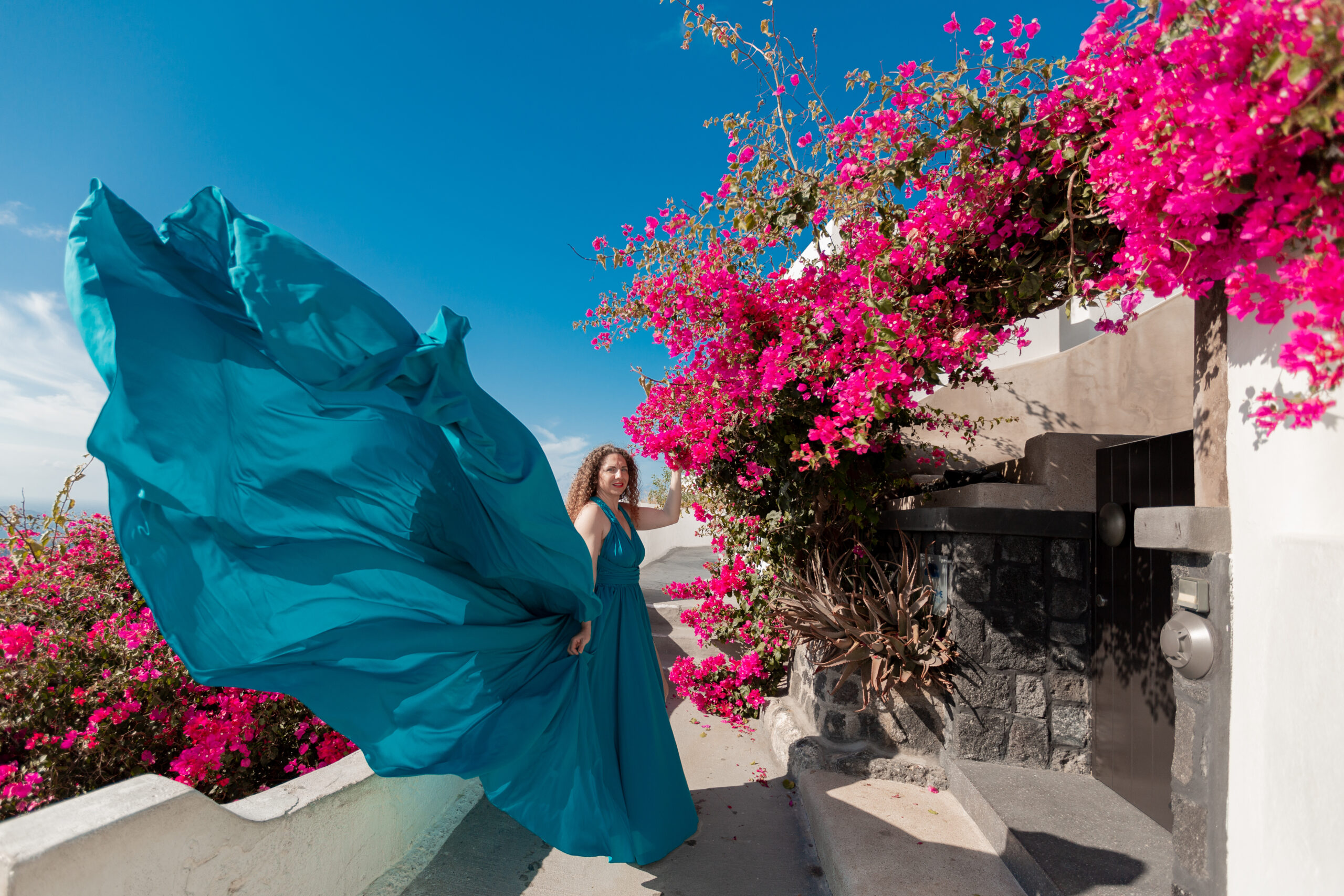 Santorini Photographer. Santorini photo shoot with flying dress. Santorini Photoshoot. Flying Dress Photoshoot in Santorini. Santorini Photography. Group Santorini photoshoot