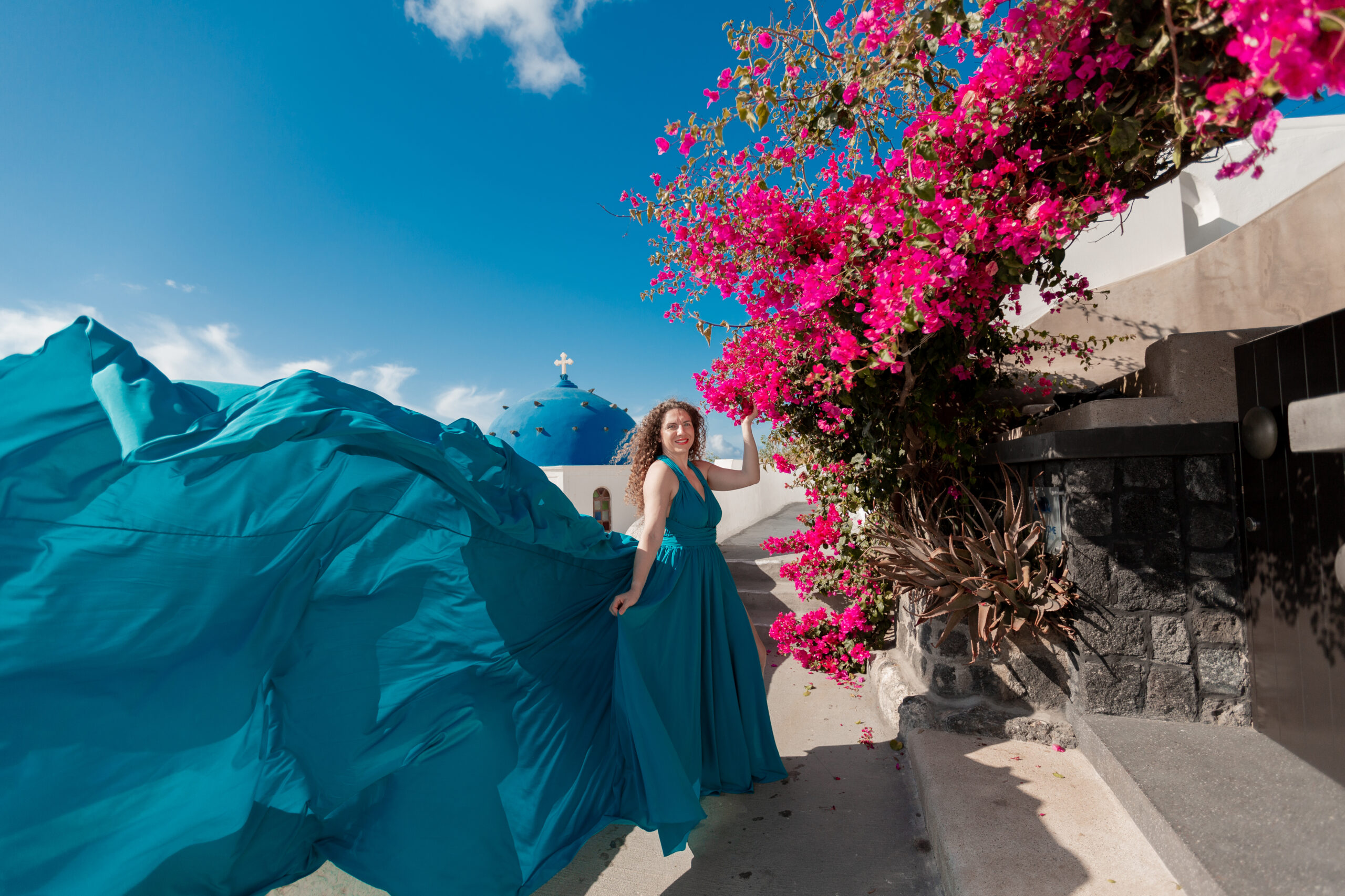 Santorini Photographer. Santorini photo shoot with flying dress. Santorini Photoshoot. Flying Dress Photoshoot in Santorini. Santorini Photography. Group Santorini photoshoot