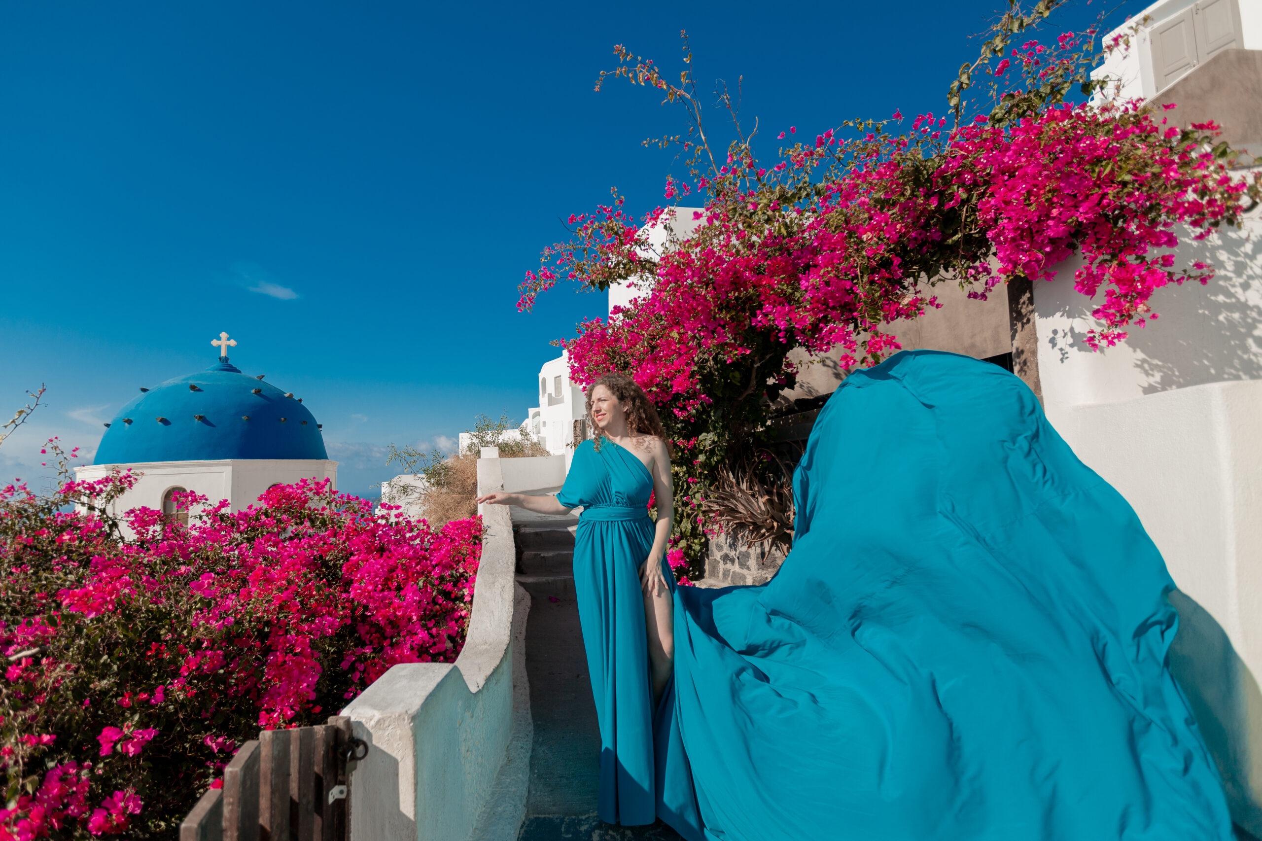 Santorini Photographer. Santorini photo shoot with flying dress. Santorini Photoshoot. Flying Dress Photoshoot in Santorini. Santorini Photography. Group Santorini photoshoot