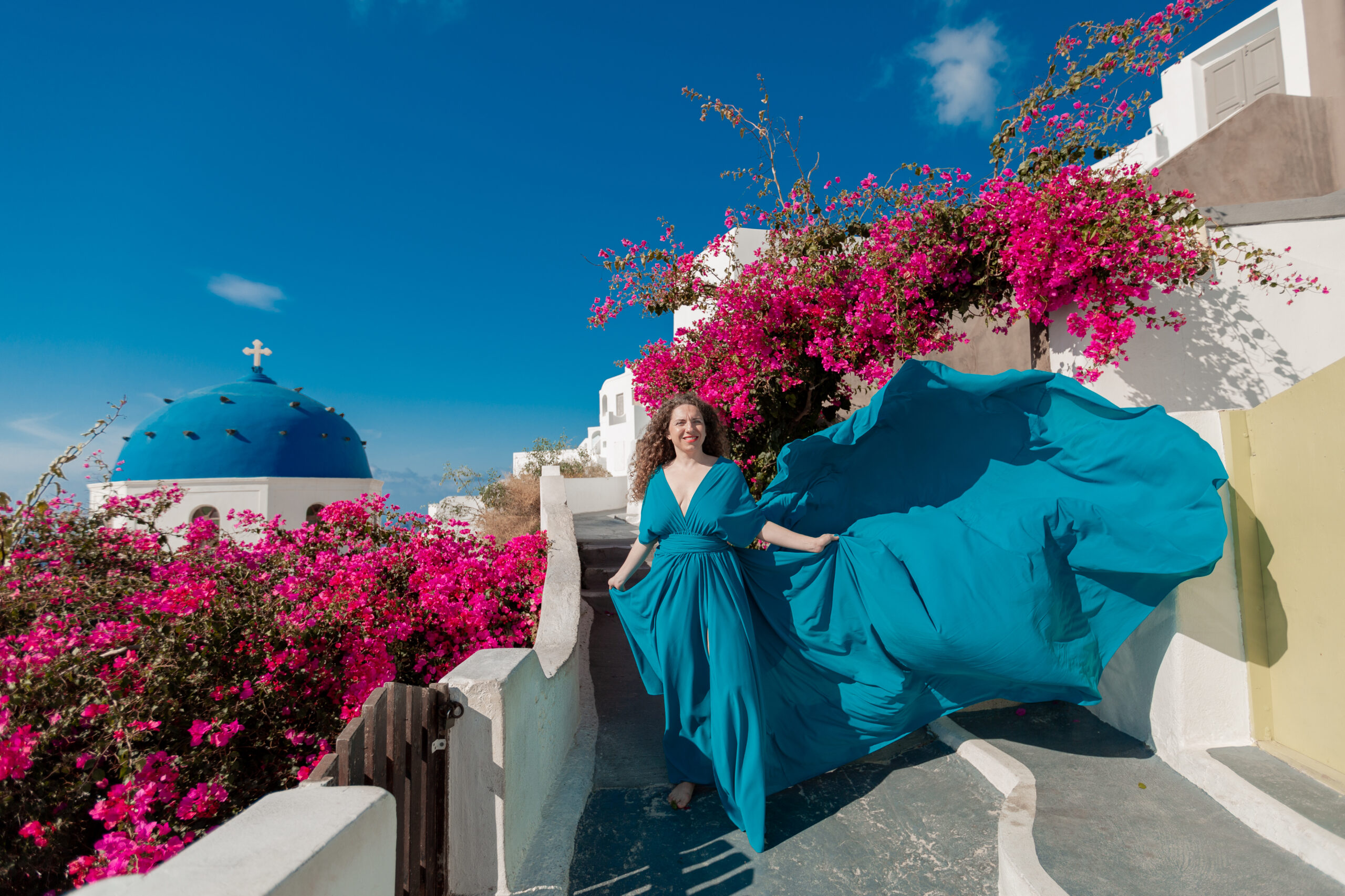 Santorini Photographer. Santorini photo shoot with flying dress. Santorini Photoshoot. Flying Dress Photoshoot in Santorini. Santorini Photography. Group Santorini photoshoot
