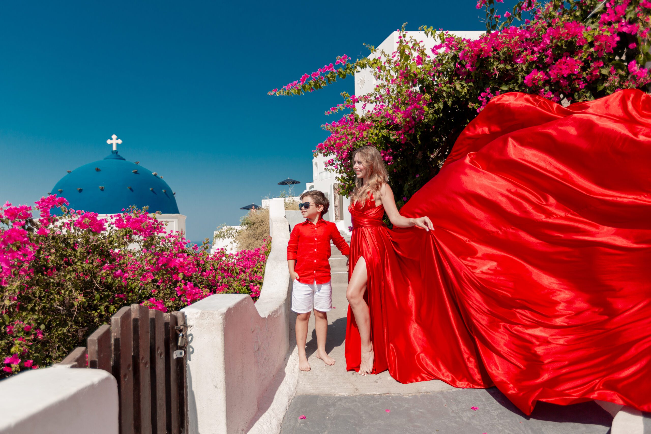 Santorini Photographer. Santorini photo shoot with flying dress. Santorini Photoshoot. Flying Dress Photoshoot in Santorini. Santorini Photography. Group Santorini photoshoot