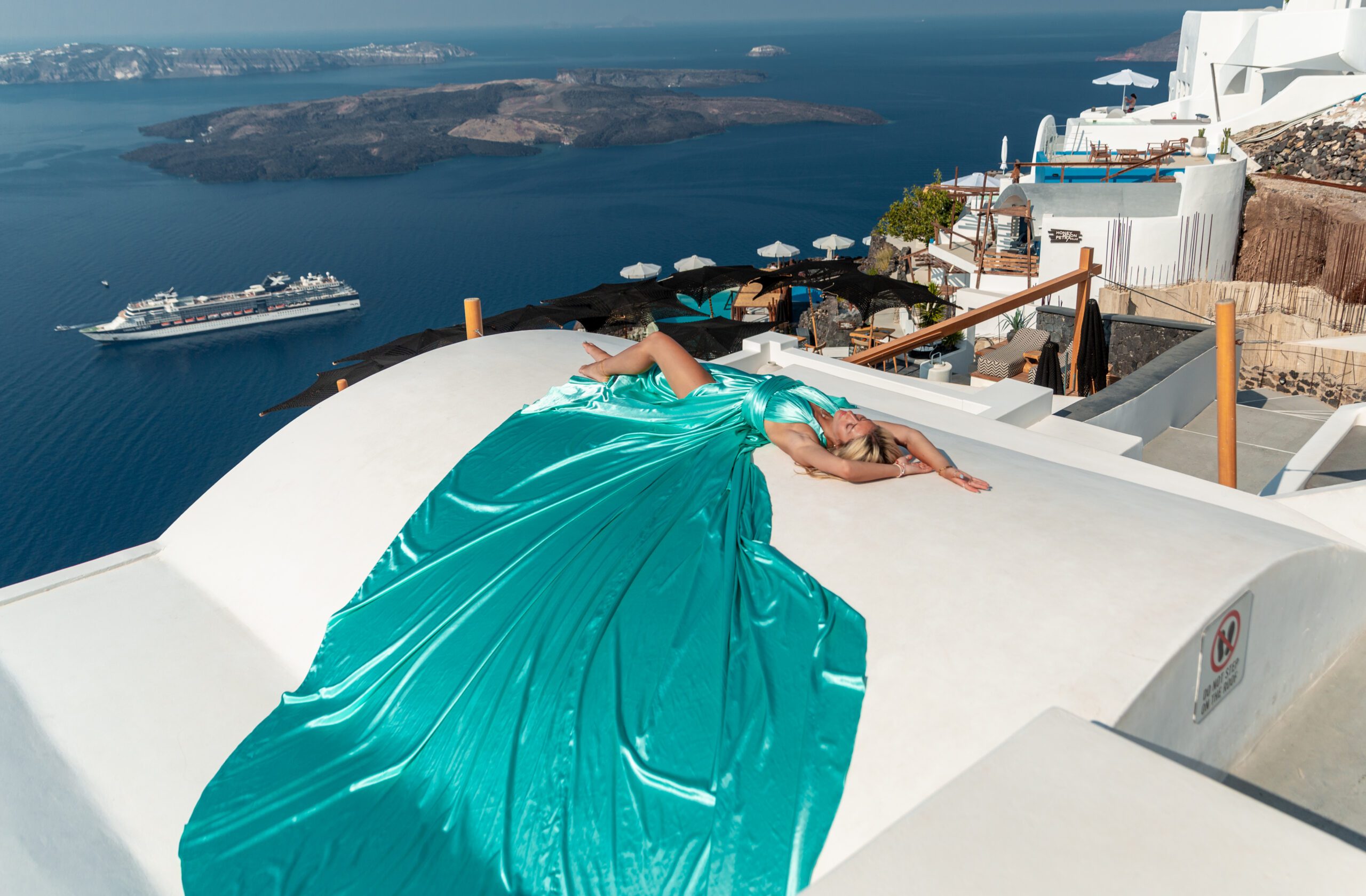 Santorini Photographer. Santorini photo shoot with flying dress. Santorini Photoshoot. Flying Dress Photoshoot in Santorini. Santorini Photography. Group Santorini photoshoot