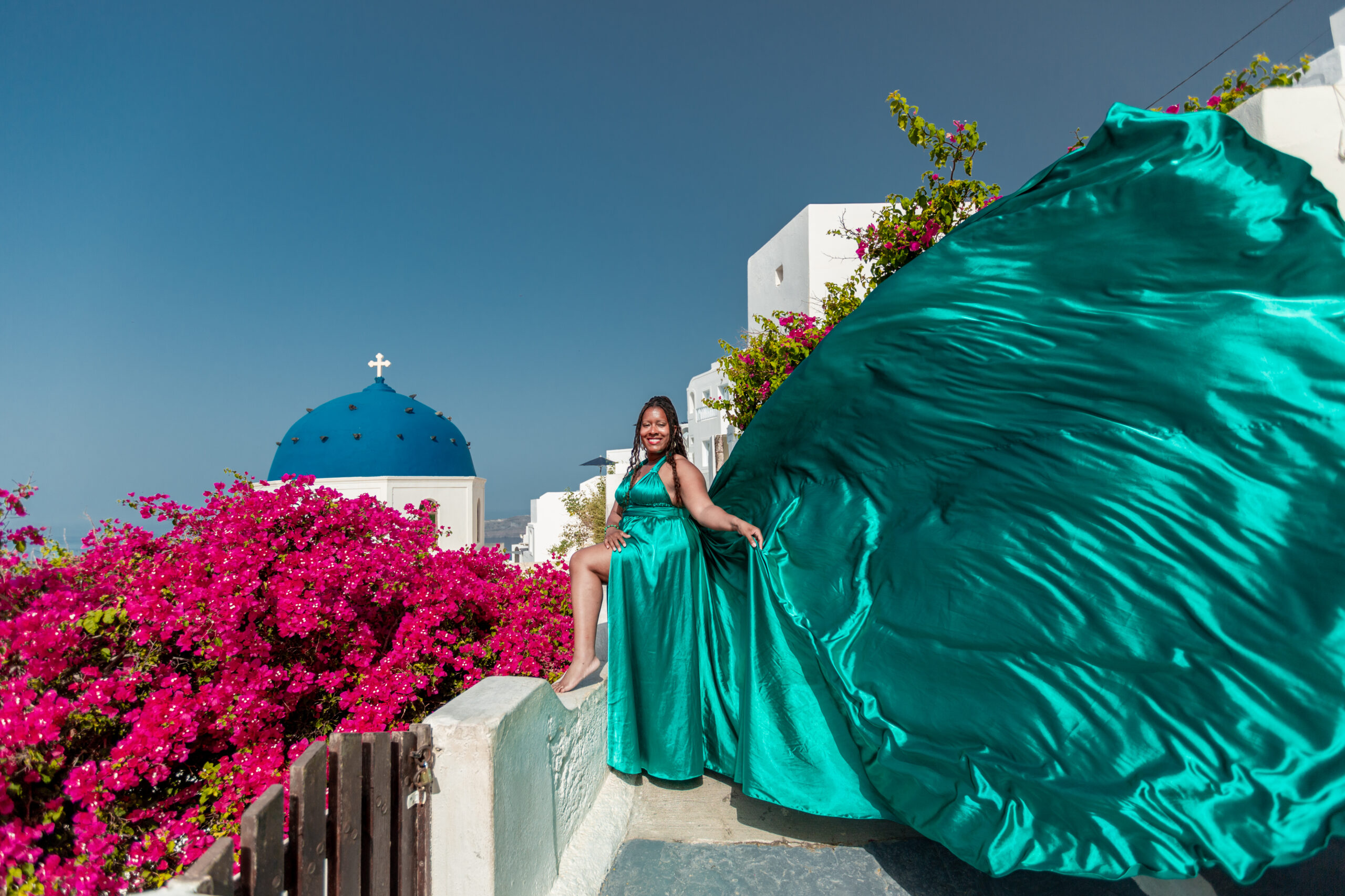 Group photoshoot in Santorini. Santorini Photographer. Santorini photo shoot with flying dress. Santorini Photoshoot. Flying Dress Photoshoot in Santorini. Santorini Photography