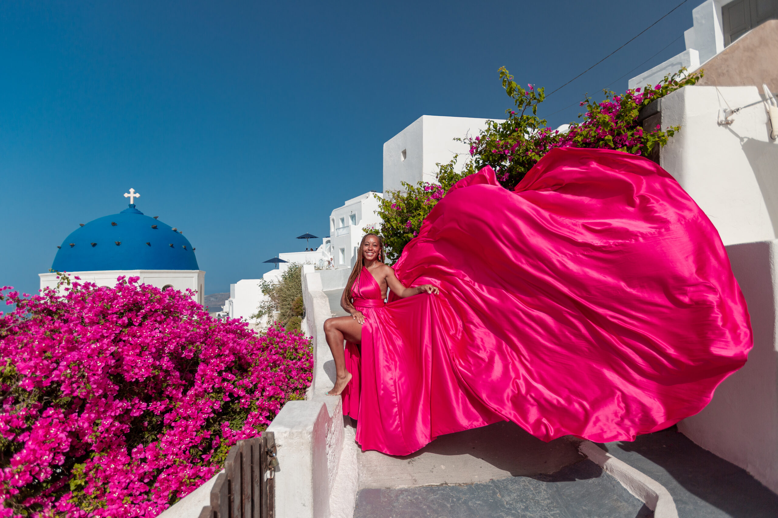 Santorini Photographer. Santorini photo shoot with flying dress. Santorini Photoshoot. Flying Dress Photoshoot in Santorini. Santorini Photography. Group Santorini photoshoot