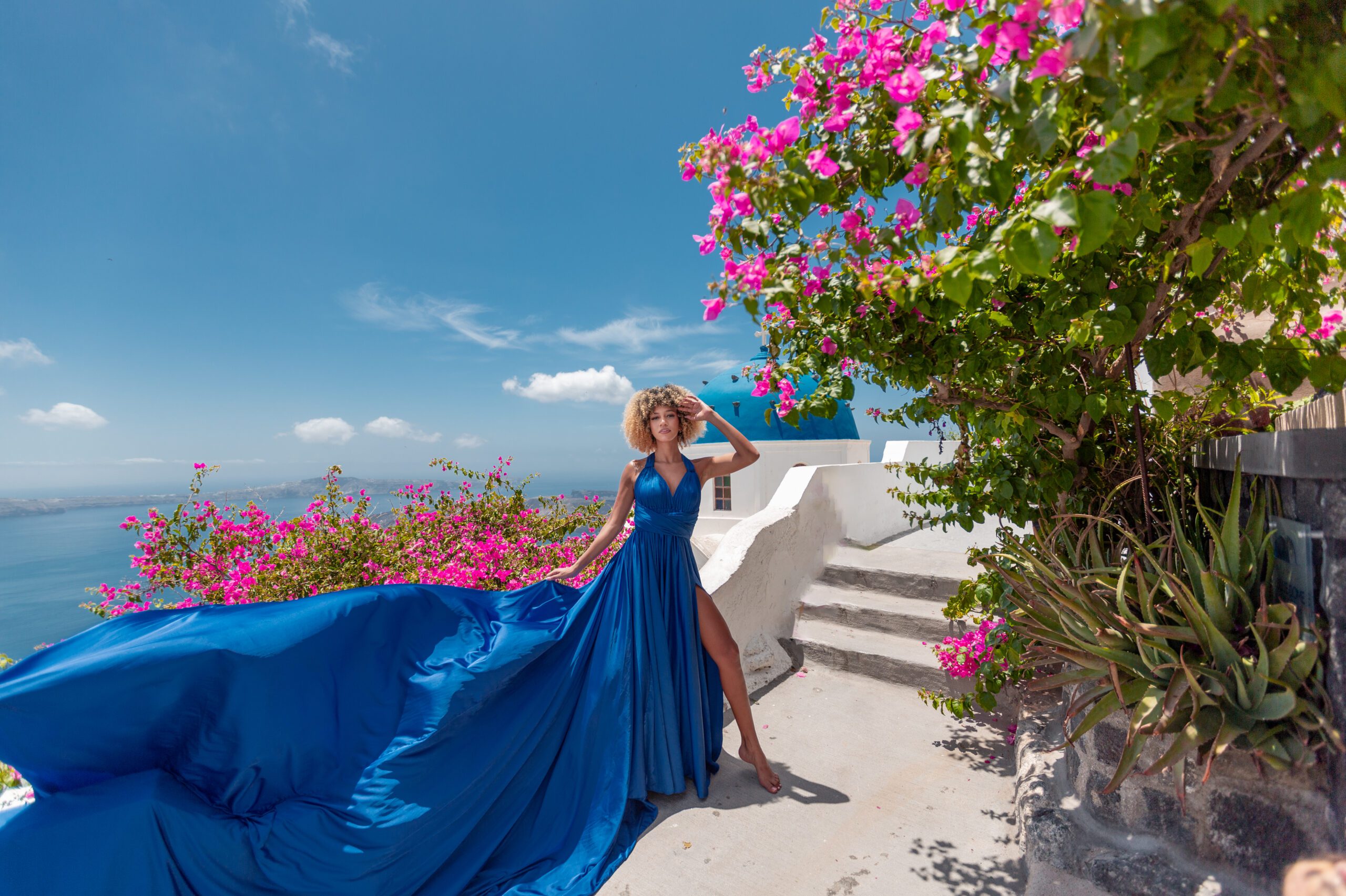 Santorini Photographer. Santorini photo shoot with flying dress. Santorini Photoshoot. Flying Dress Photoshoot in Santorini. Santorini Photography. Group Santorini Photoshoot