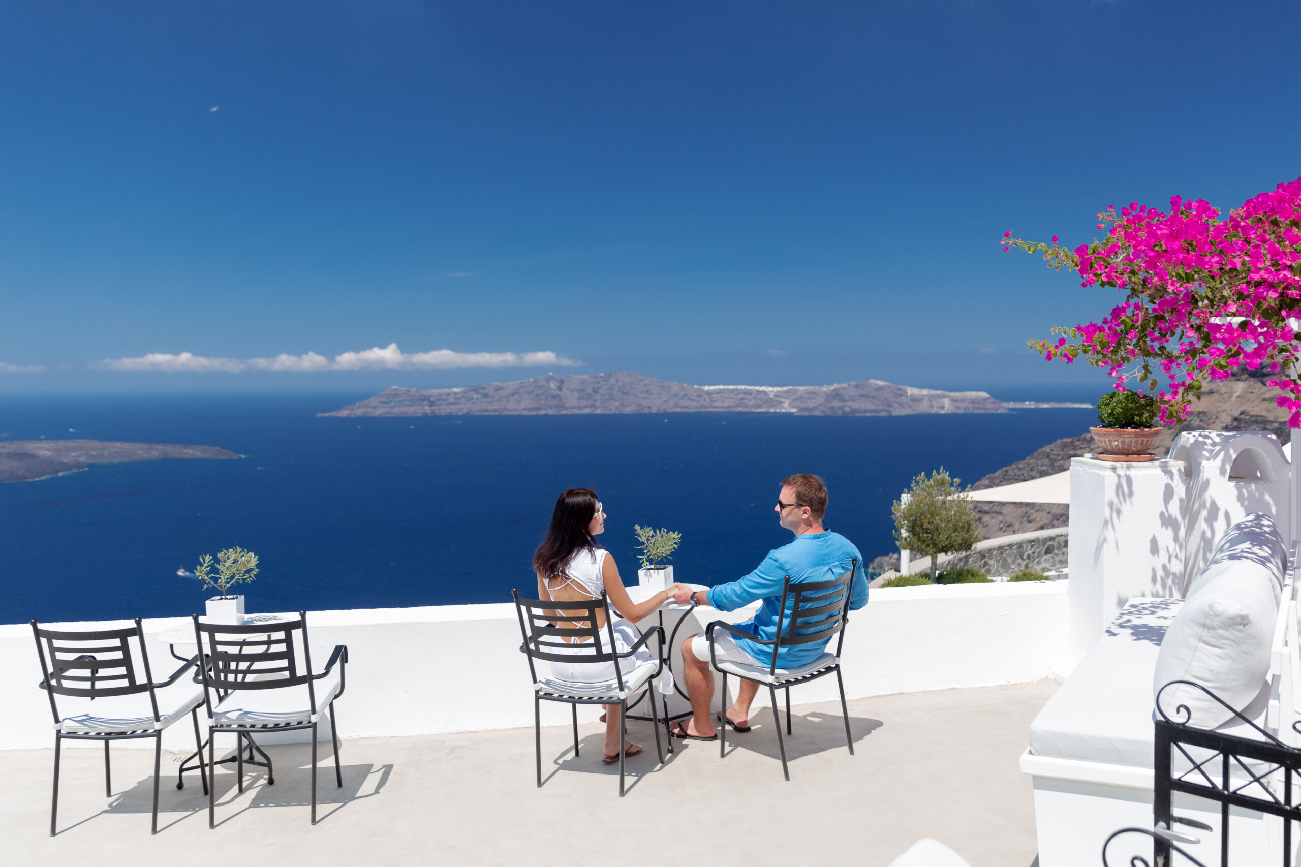 Family photoshoot in Santorini. Santorini Photographer. Santorini. Santorini Photoshoot. Flying Dress Photoshoot in Santorini. Santorini Photography.