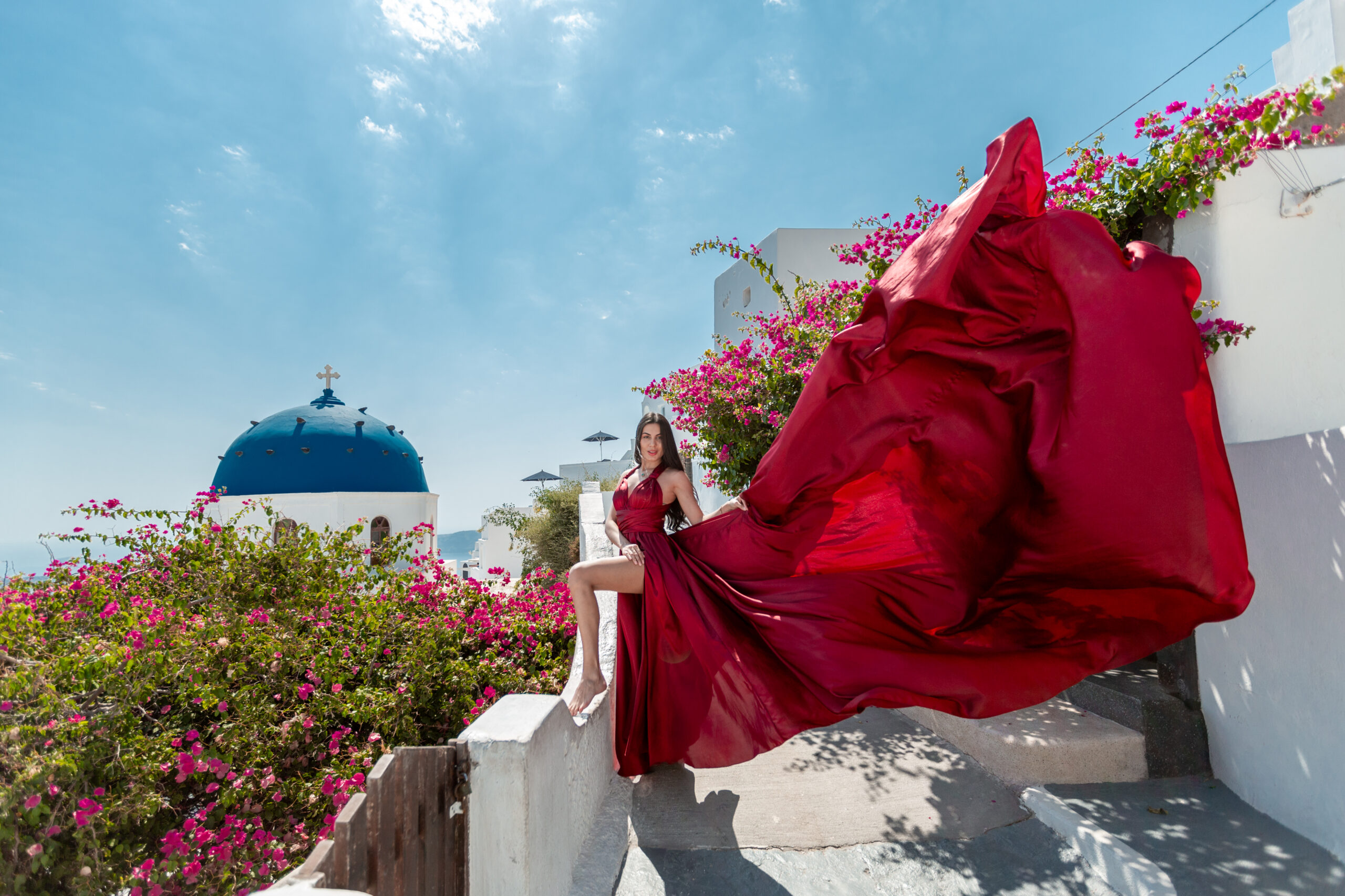 Santorini Photographer. Santorini photo shoot with flying dress. Santorini Photoshoot. Flying Dress Photoshoot in Santorini. Santorini Photography. Group Santorini photoshoot
