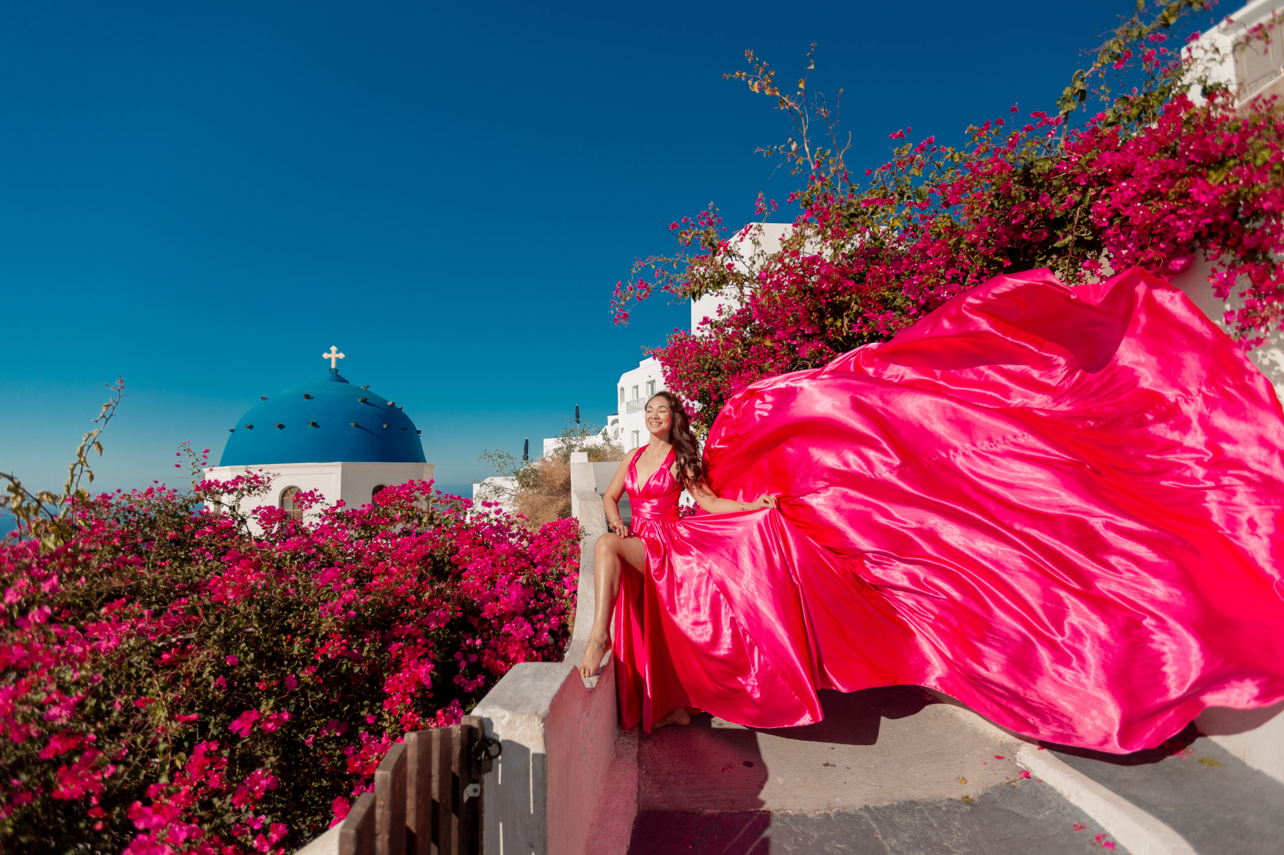 Santorini Photographer. Santorini photo shoot with flying dress. Santorini Photoshoot. Flying Dress Photoshoot in Santorini. Santorini Photography. Group Santorini photoshoot