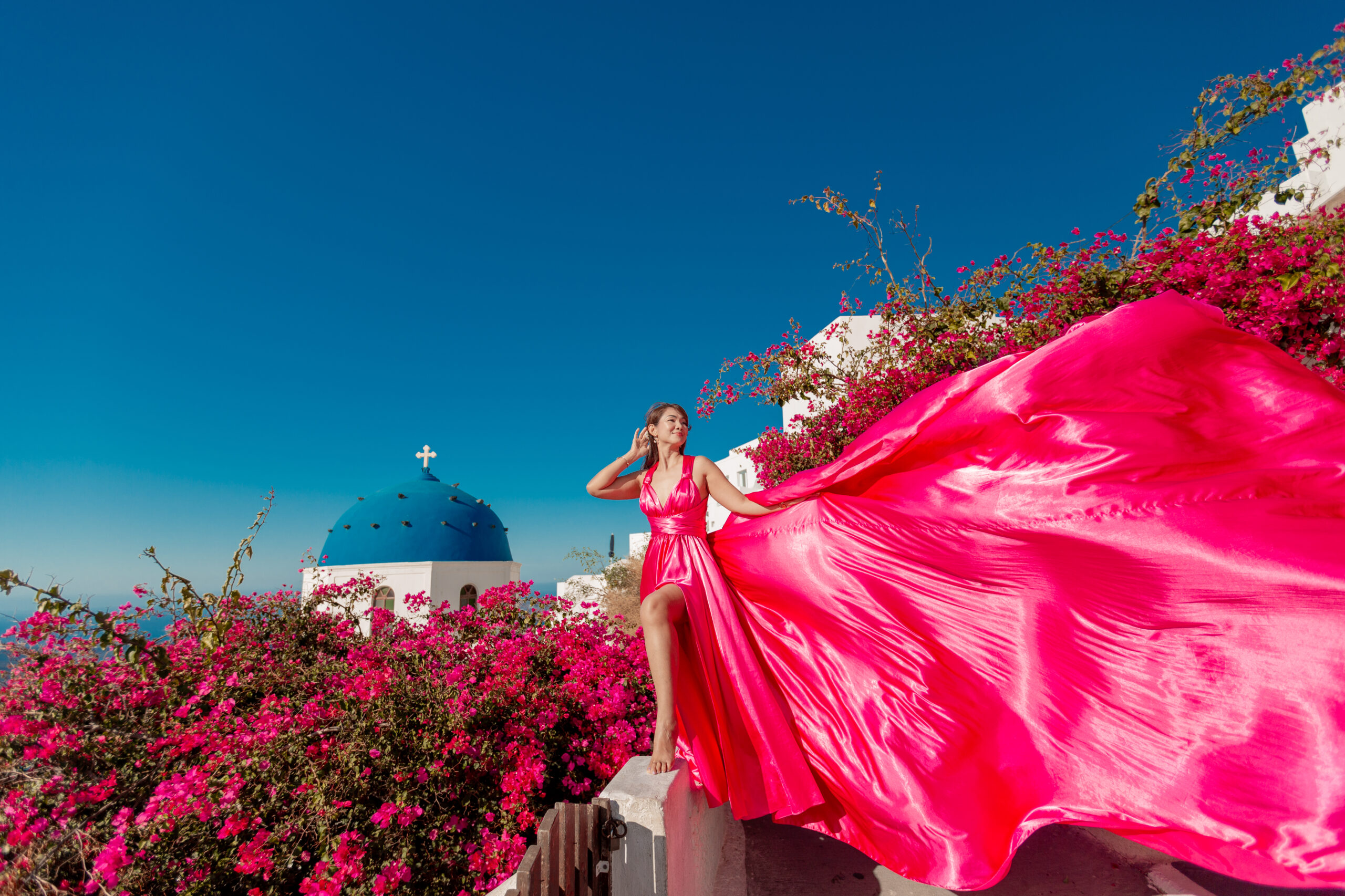 Santorini Photographer. Santorini photo shoot with flying dress. Santorini Photoshoot. Flying Dress Photoshoot in Santorini. Santorini Photography. Group Santorini photoshoot