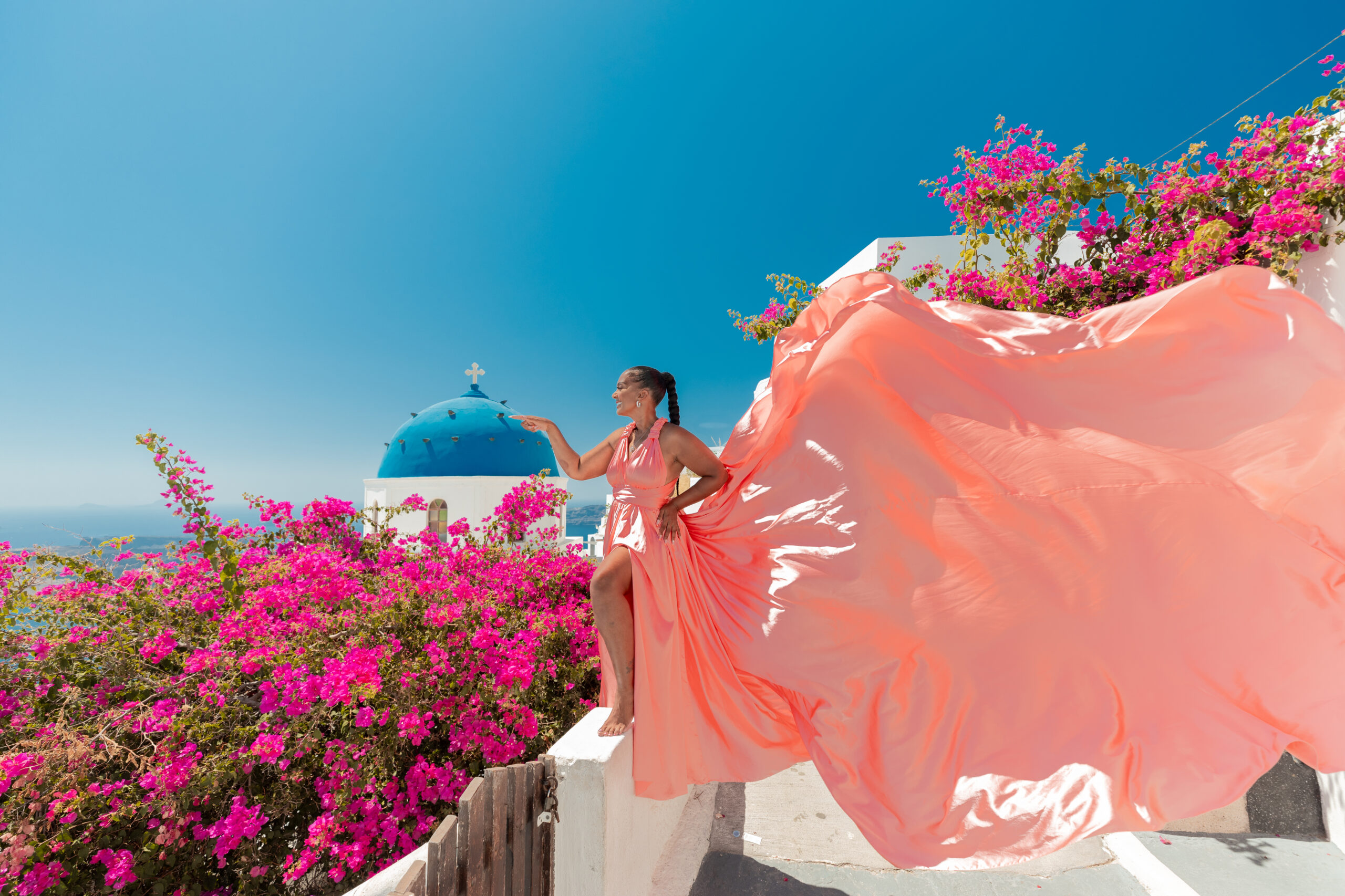 Santorini Photographer. Santorini photo shoot with flying dress. Santorini Photoshoot. Flying Dress Photoshoot in Santorini. Santorini Photography. Group Santorini photoshoot