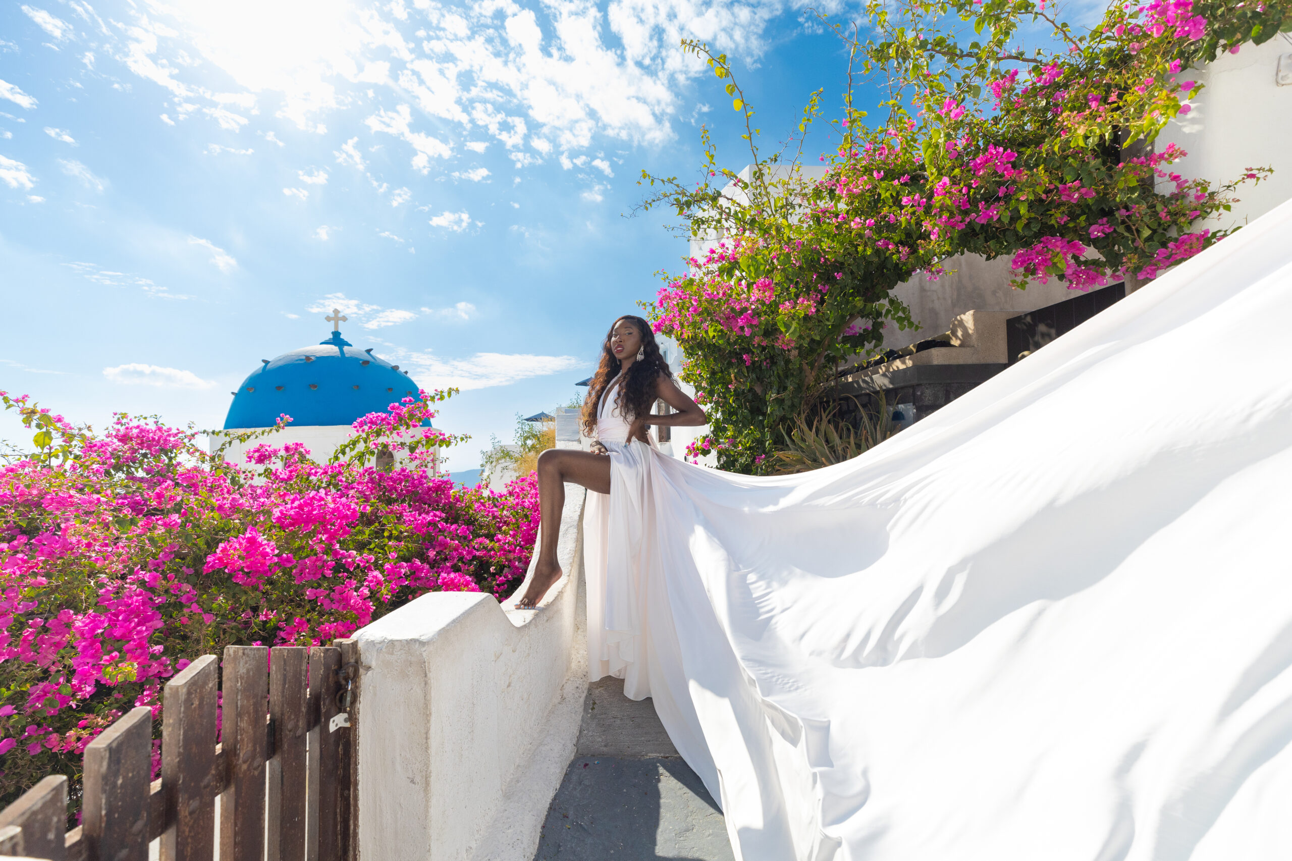 Santorini Photographer. Santorini photo shoot with flying dress. Santorini Photoshoot. Flying Dress Photoshoot in Santorini. Santorini Photography. Group Santorini photoshoot