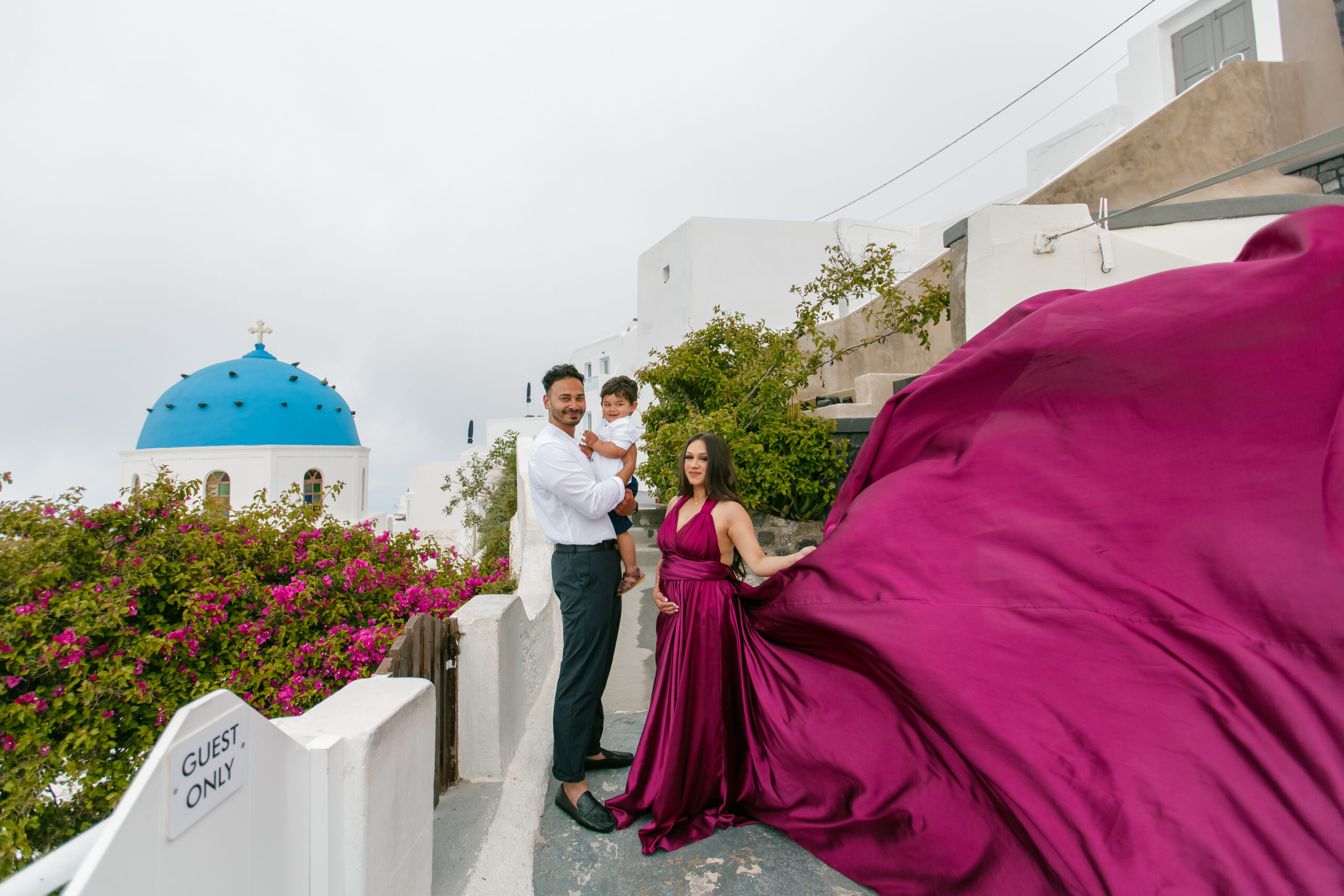 Family photoshoot in Santorini. Santorini Photographer. Santorini. Santorini Photoshoot. Flying Dress Photoshoot in Santorini. Santorini Photography.