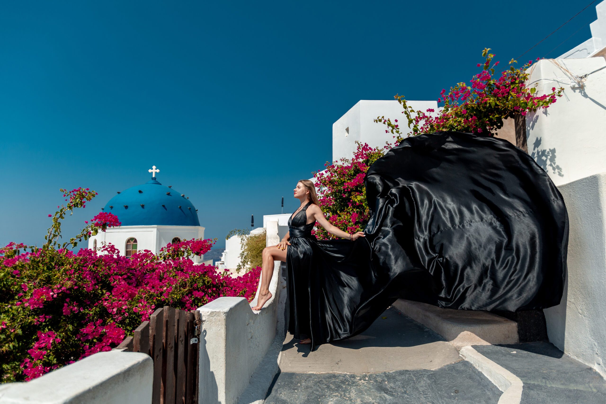 Santorini Photographer. Santorini photo shoot with flying dress. Santorini Photoshoot. Flying Dress Photoshoot in Santorini. Santorini Photography. Group Santorini Photoshoot