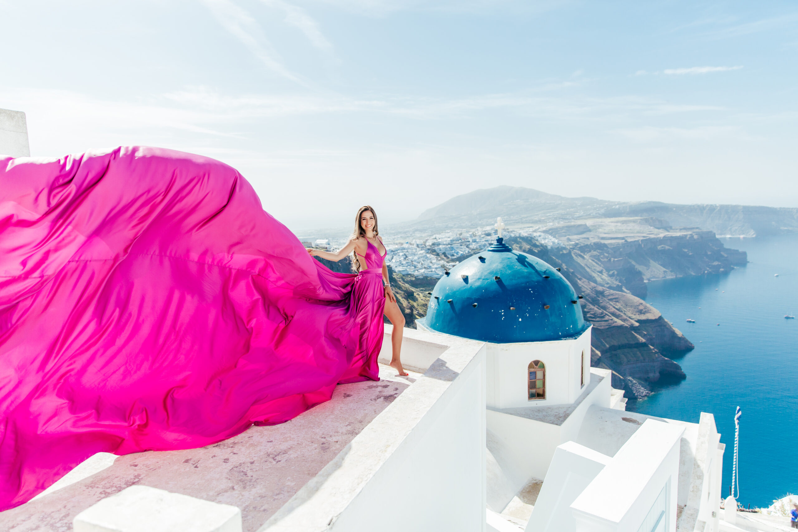 Santorini Photographer. Santorini photo shoot with flying dress. Santorini Photoshoot. Flying Dress Photoshoot in Santorini. Santorini Photography. Group Santorini photoshoot