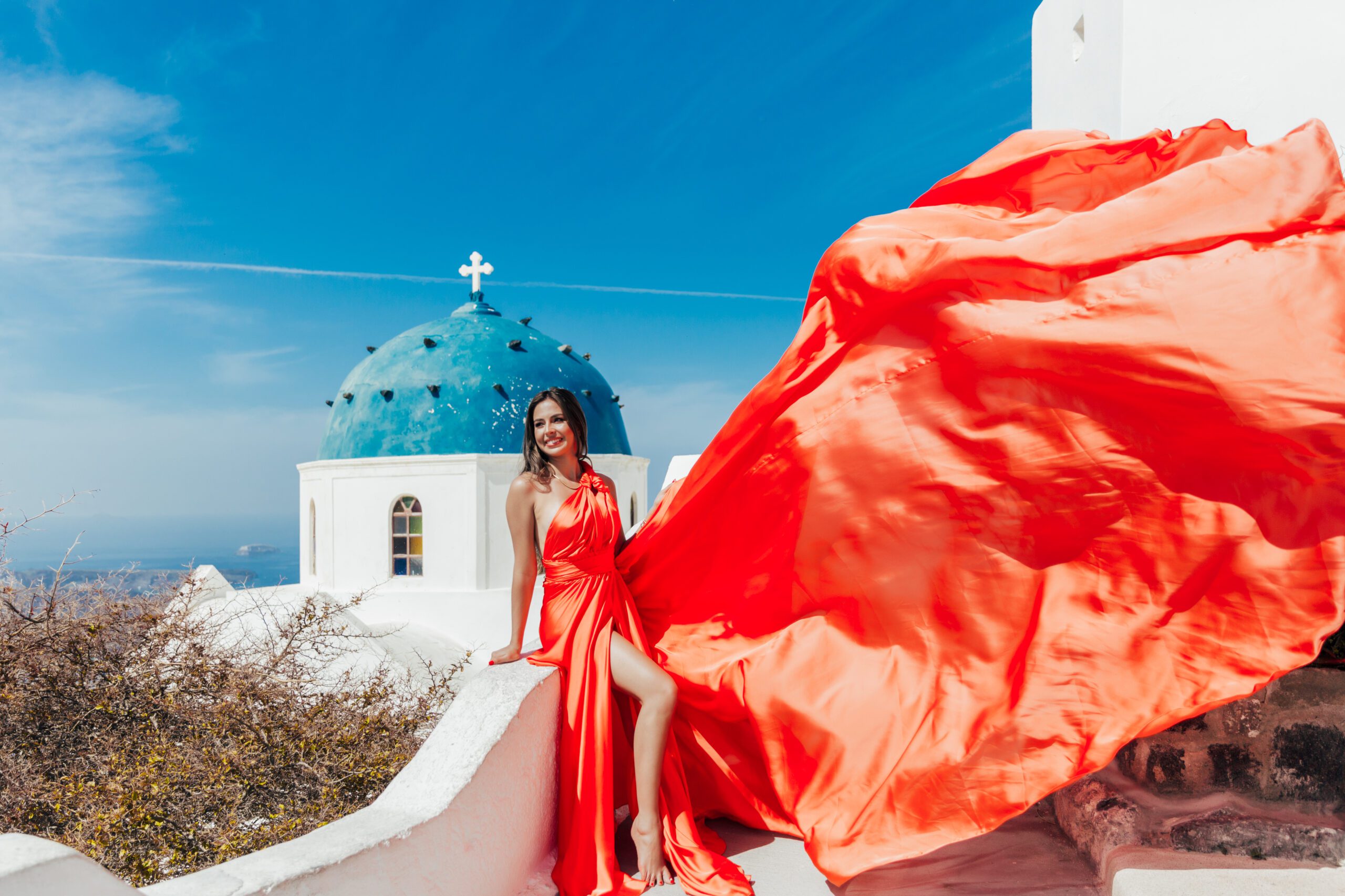 Santorini Photographer. Santorini photo shoot with flying dress. Santorini Photoshoot. Flying Dress Photoshoot in Santorini. Santorini Photography. Group Santorini photoshoot