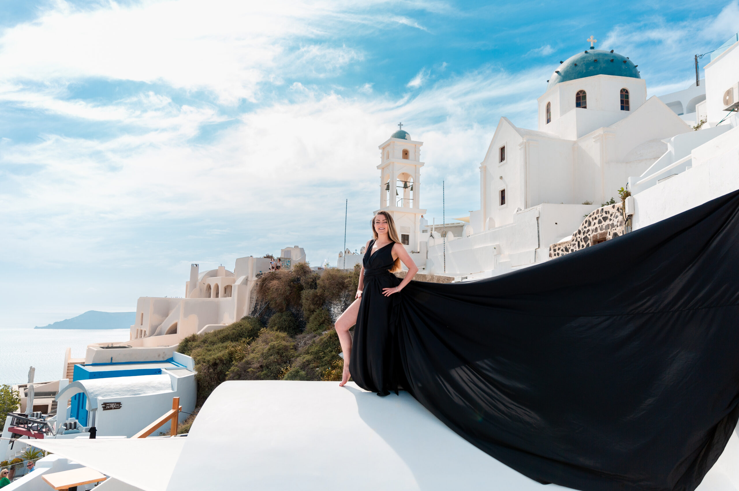 Santorini Photographer. Santorini photo shoot with flying dress. Santorini Photoshoot. Flying Dress Photoshoot in Santorini. Santorini Photography. Group Santorini photoshoot