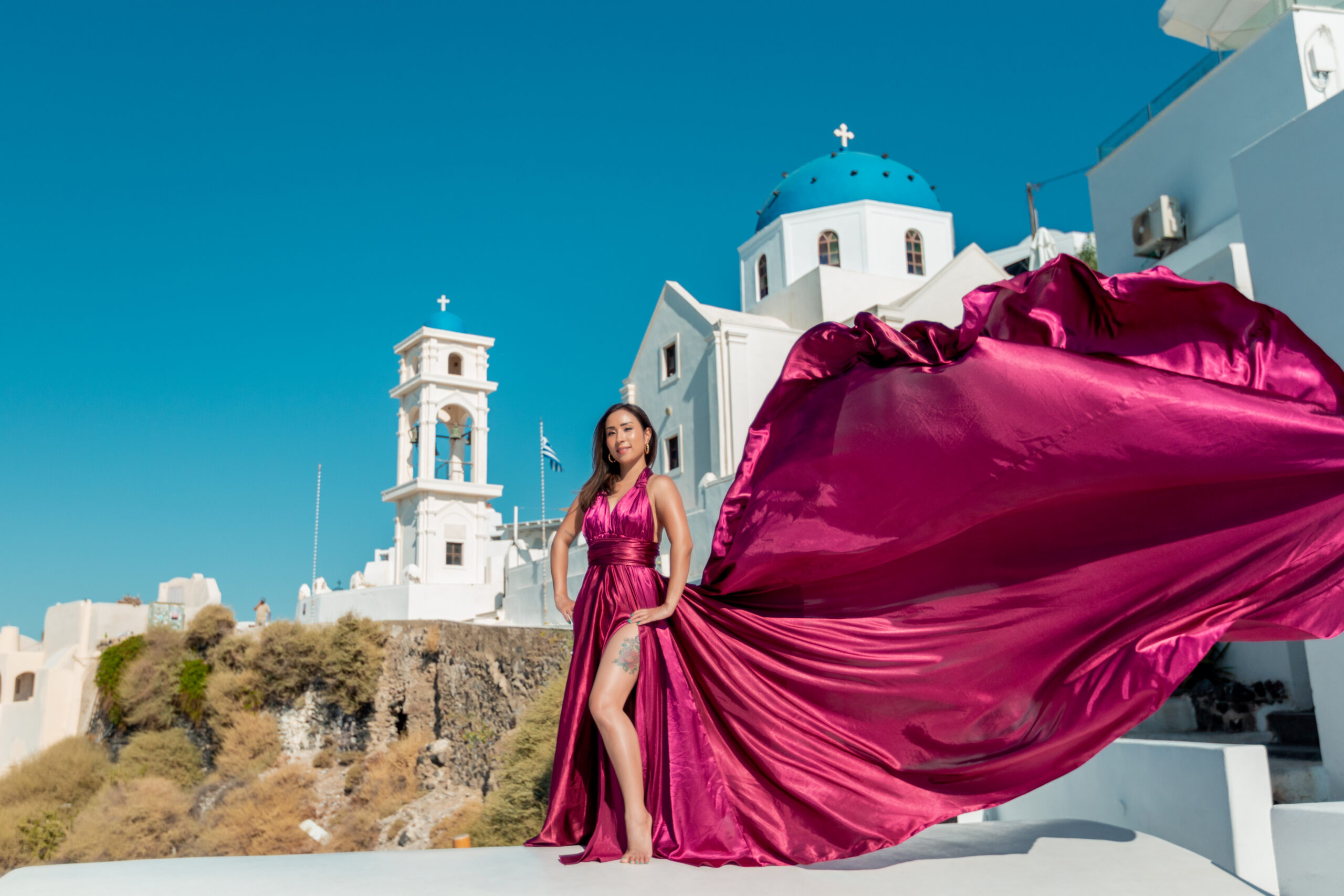 Santorini Photographer. Santorini photo shoot with flying dress. Santorini Photoshoot. Flying Dress Photoshoot in Santorini. Santorini Photography. Group Santorini photoshoot