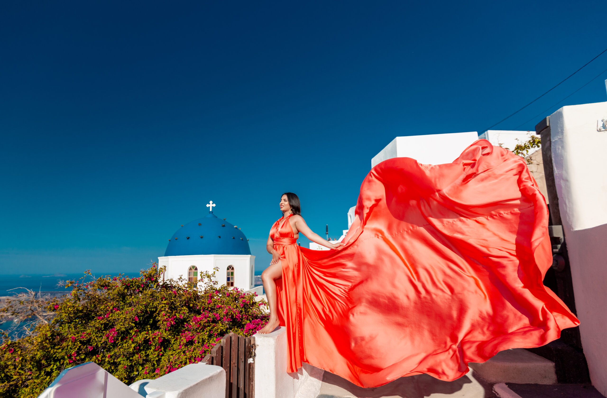 Santorini Photographer. Santorini photo shoot with flying dress. Santorini Photoshoot. Flying Dress Photoshoot in Santorini. Santorini Photography. Group Santorini photoshoot