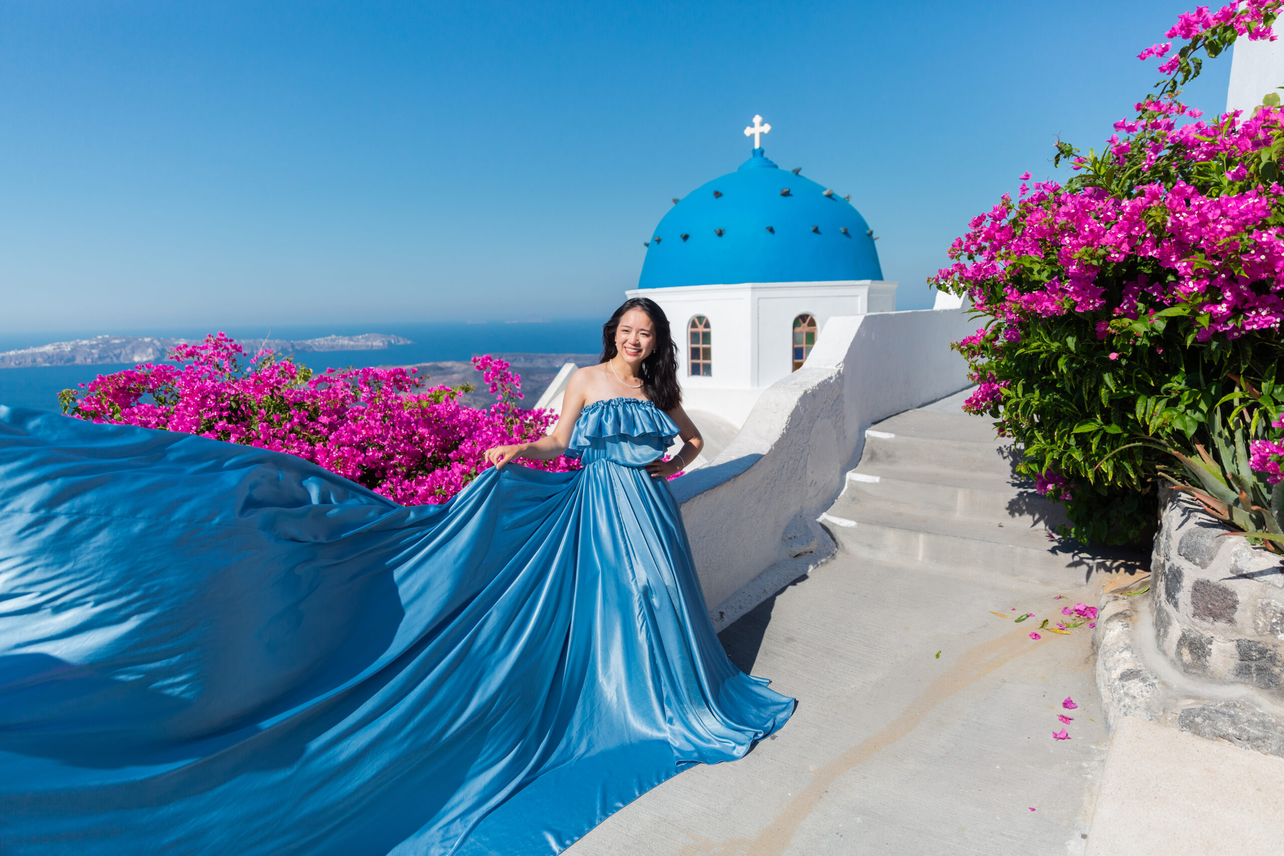 Santorini Photographer. Santorini photo shoot with flying dress. Santorini Photoshoot. Flying Dress Photoshoot in Santorini. Santorini Photography. Group Santorini photoshoot