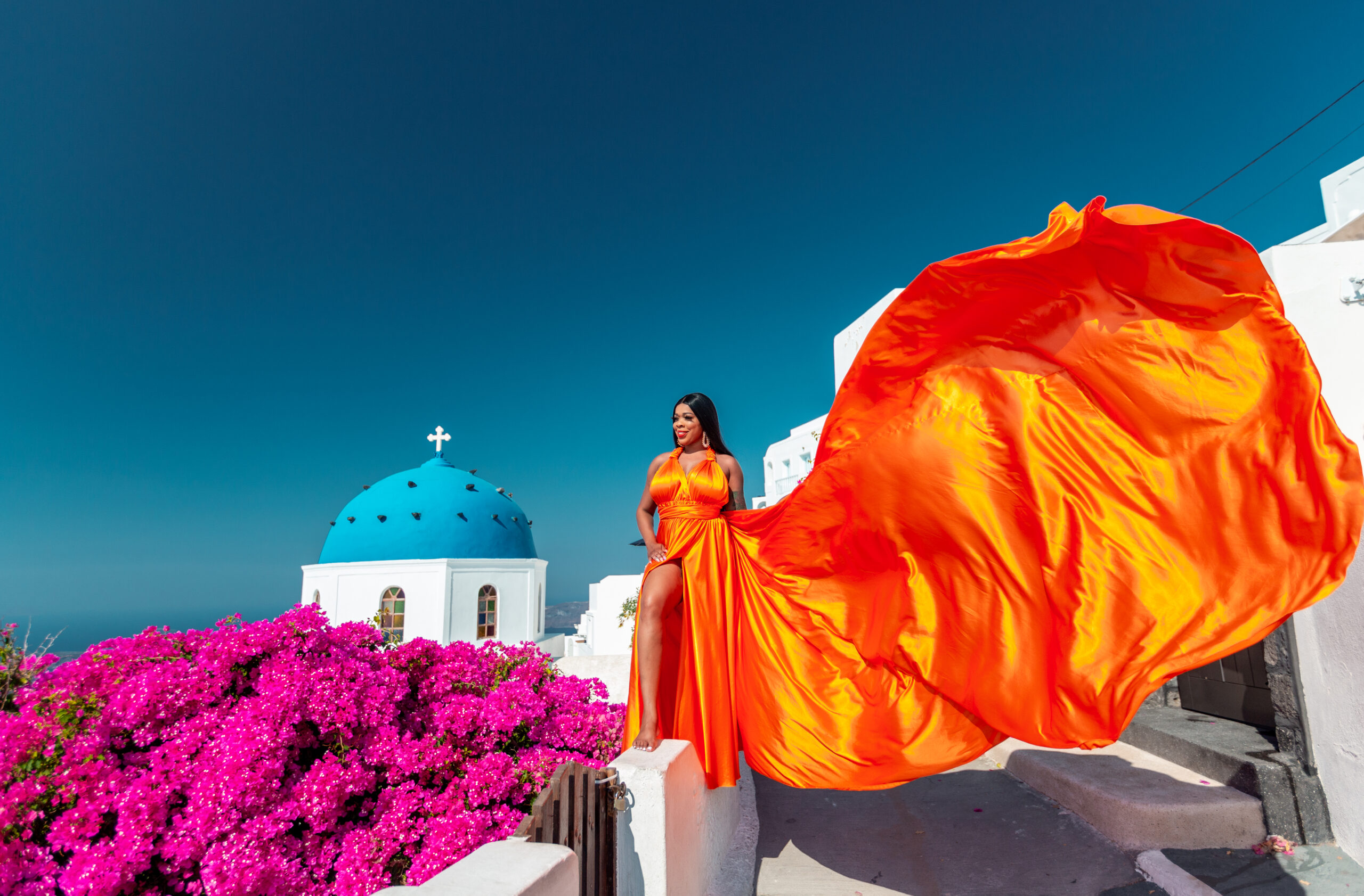 Santorini Photographer. Santorini photo shoot with flying dress. Santorini Photoshoot. Flying Dress Photoshoot in Santorini. Santorini Photography. Group Santorini photoshoot