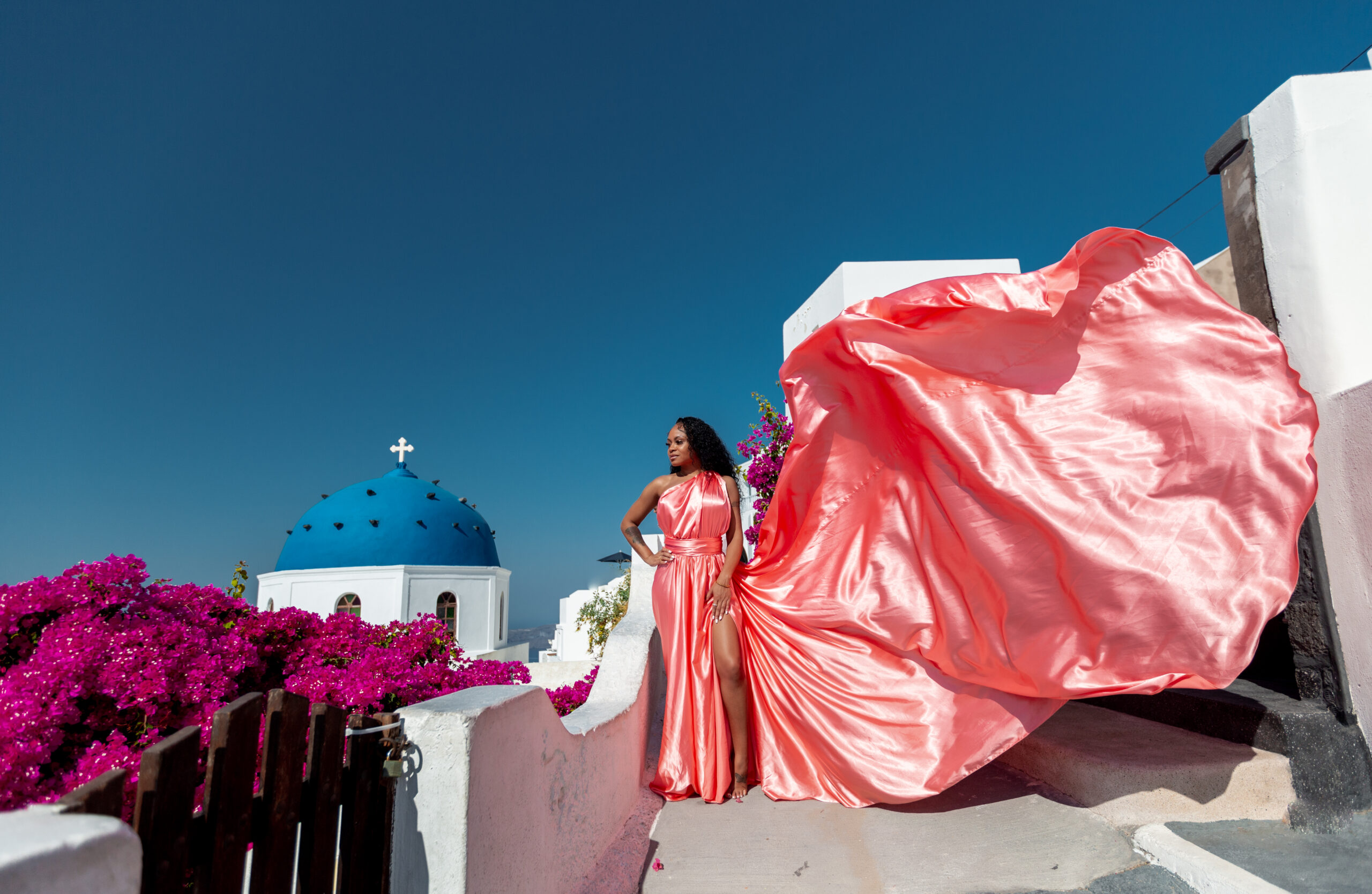 Santorini Photographer. Santorini photo shoot with flying dress. Santorini Photoshoot. Flying Dress Photoshoot in Santorini. Santorini Photography. Group Santorini photoshoot