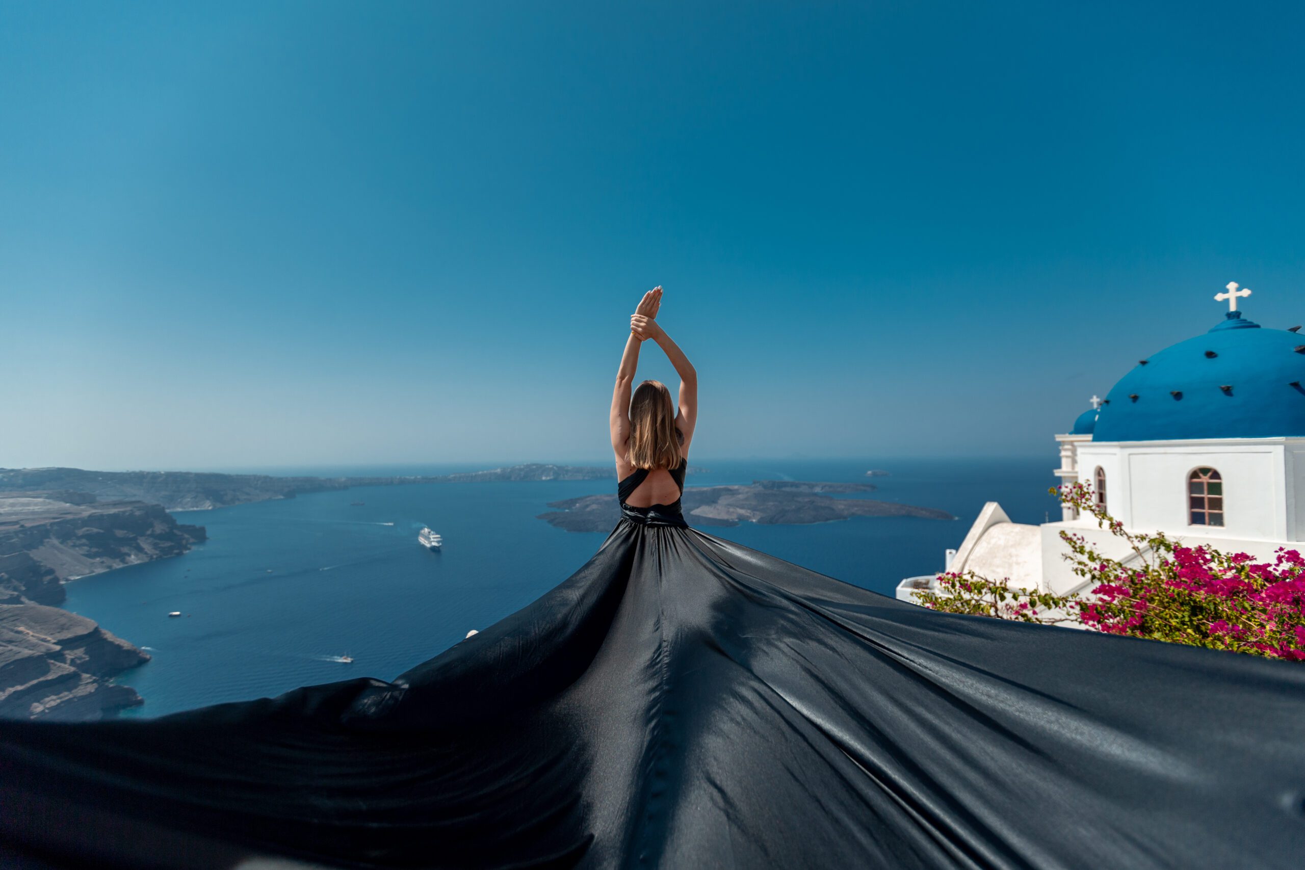 Santorini Photographer. Santorini photo shoot with flying dress. Santorini Photoshoot. Flying Dress Photoshoot in Santorini. Santorini Photography. Group Santorini Photoshoot